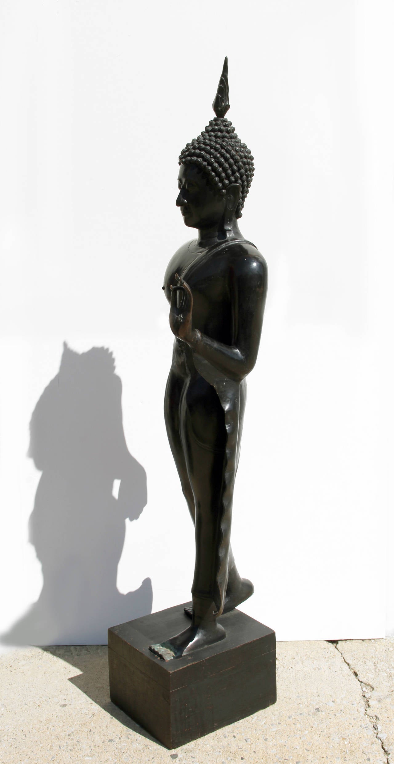 Lotus, sculpture thaïlandaise d'origine en bronze, début du XXe siècle - Sculpture de Unknown