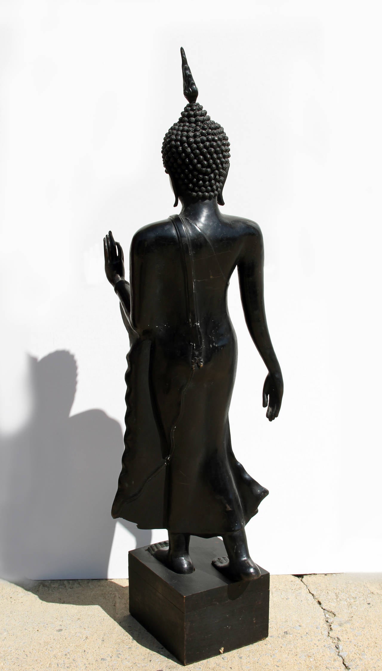 Lotus, sculpture thaïlandaise d'origine en bronze, début du XXe siècle - Or Figurative Sculpture par Unknown