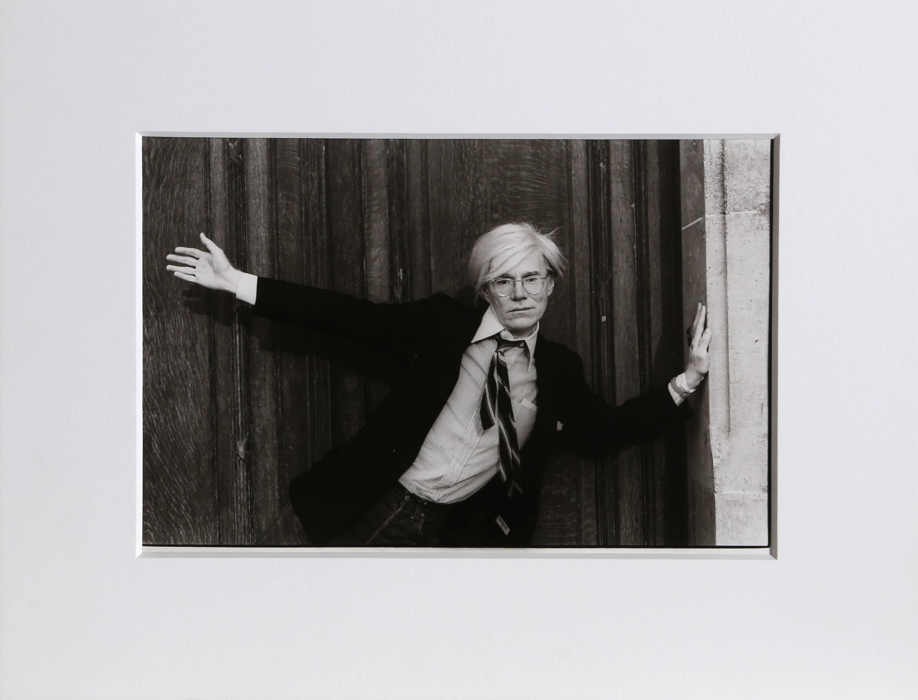 Black and White Photograph Christopher Makos - Andy Warhol à Paris