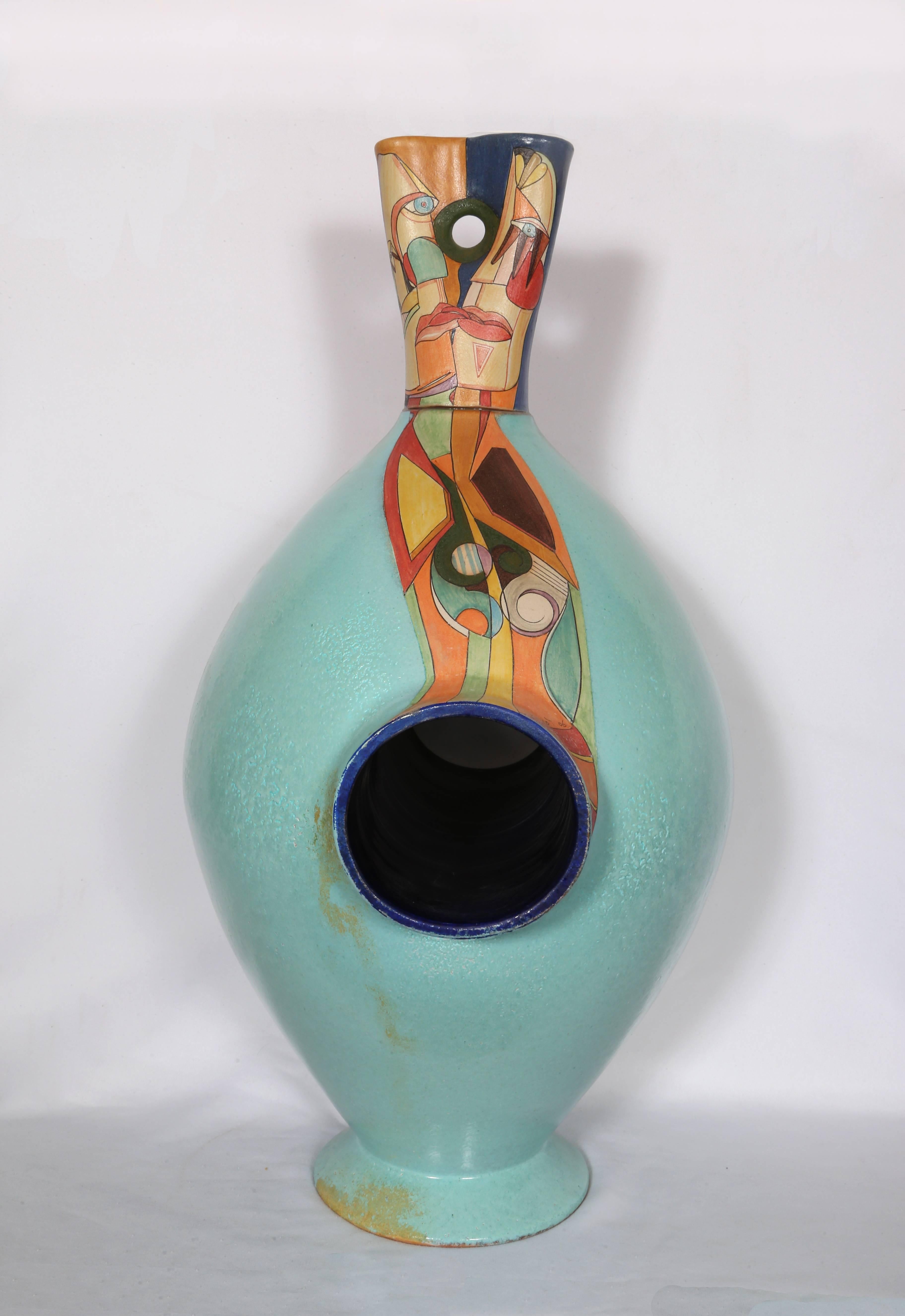 Artistics : Mirko' Guida (italien, né en 1980)
Titre : Baiser
Année : 2006
Moyen : Vase artistique en terre cuite peinte, signé et daté.
Taille : 31  x 19  x 13 in. (78.74  x 48.26  x 33.02 cm)