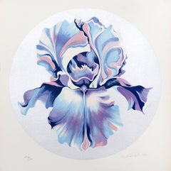 Iris auf Silber – Siebdruck mit Blumenmuster von Lowell Nesbitt