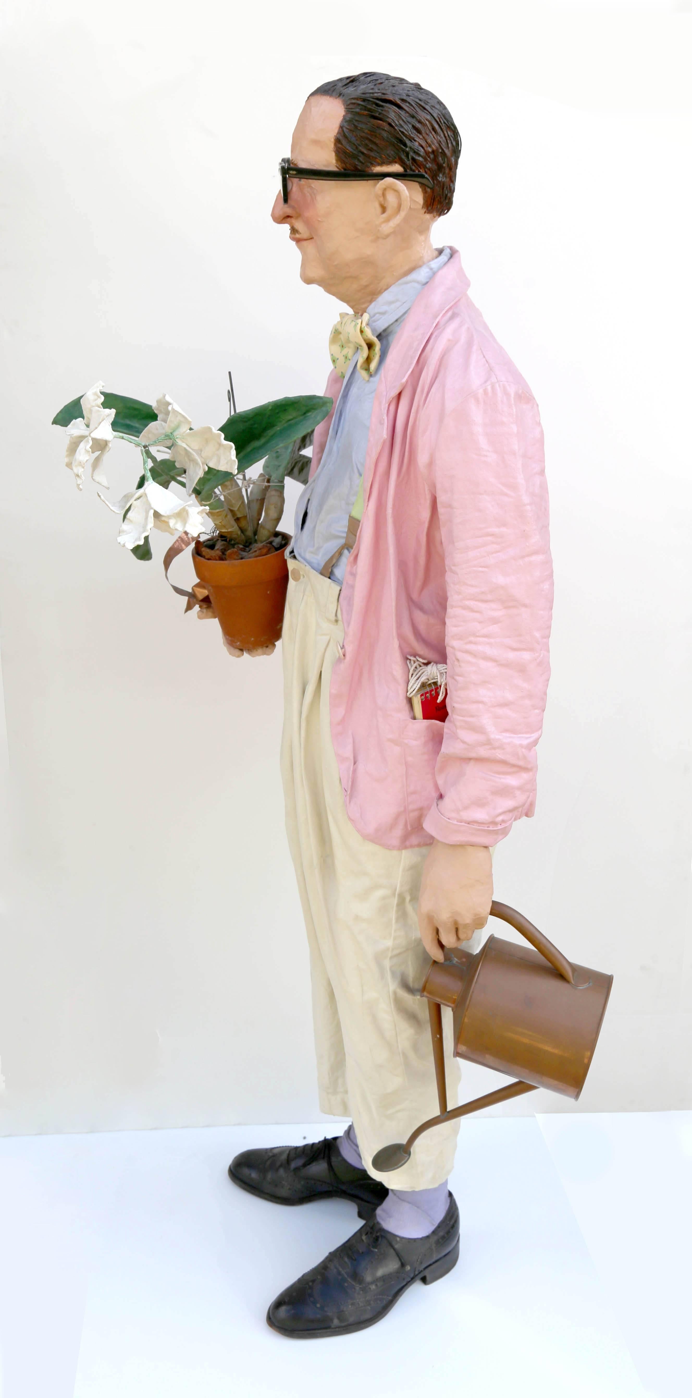Artista: Kay Ritter
Título: Floristería
Soporte: Papel maché con regadera de metal, vasos, flores de papel maché
Año: 1995
Tamaño: 57  x 24  x 14 pulg. (144,78  x 60.96  x 35,56 cm)