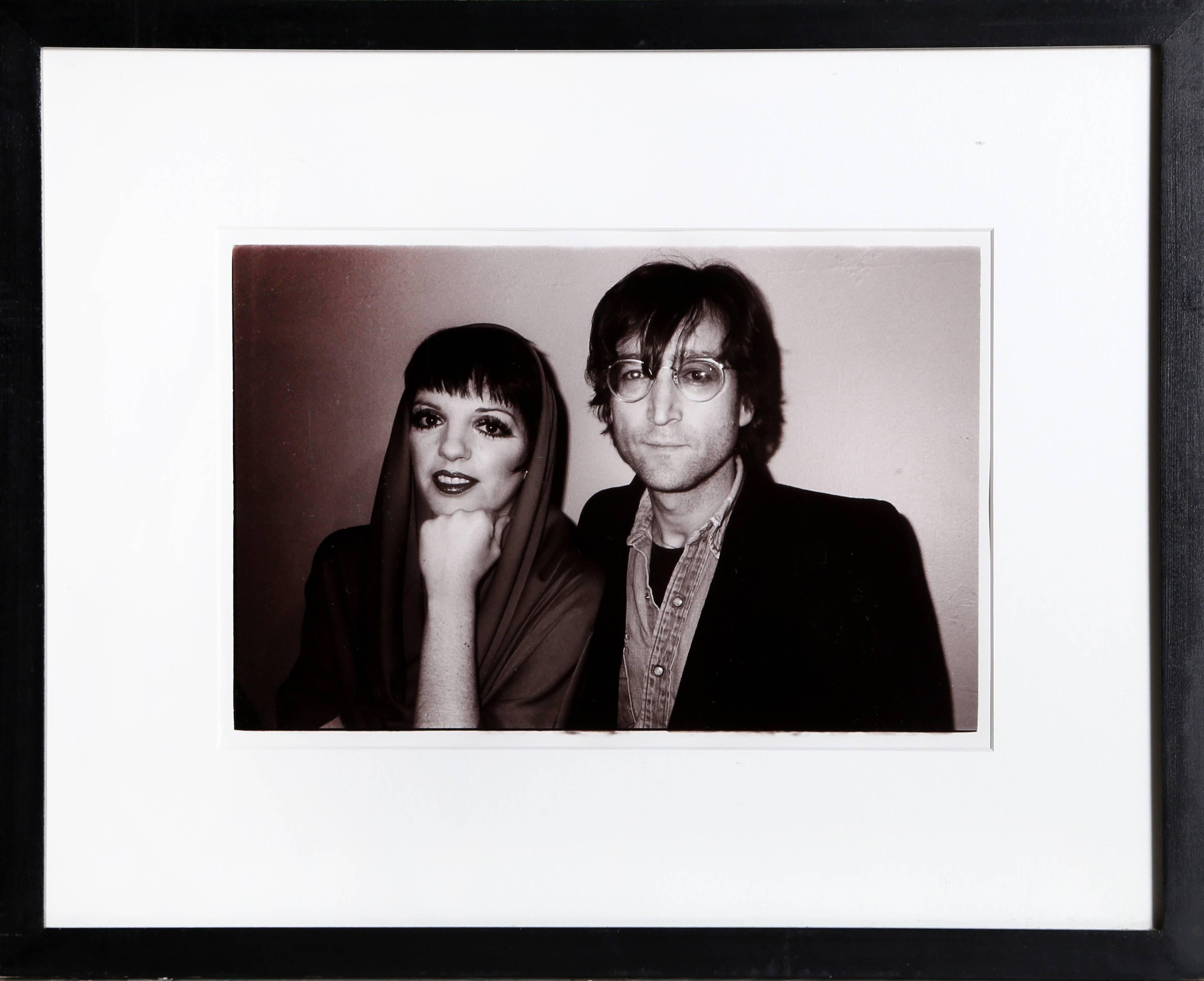 Questa stampa alla gelatina d'argento è stata realizzata dal fotografo americano Christopher Makos. Makos è noto per le sue relazioni con icone come Andy Warhol, Tennessee Williams e John Lennon. In seguito, Warhol definì Makos il fotografo più