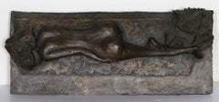 Sculpture en bronze d'une femme nue endormie