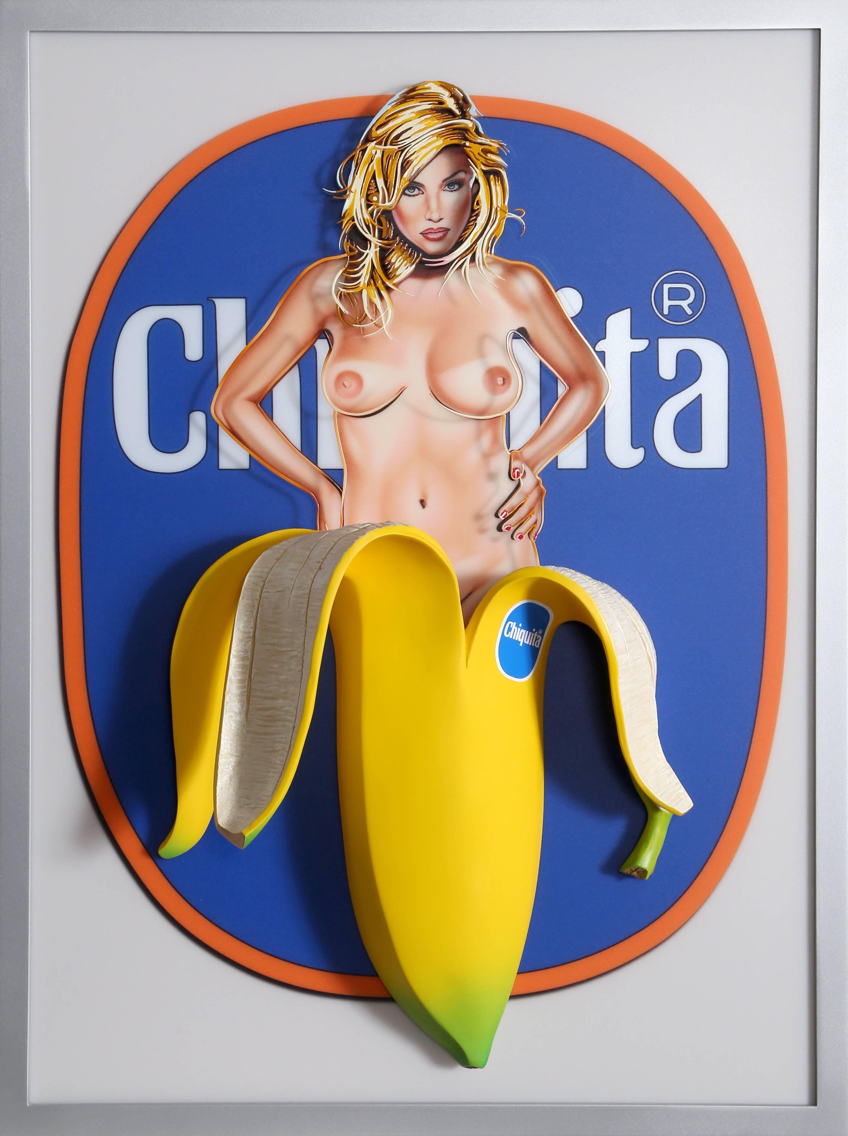 Mel Ramos Figurative Sculpture – Wandskulptur "Miss Chiquita #1" mit Leuchtkasten