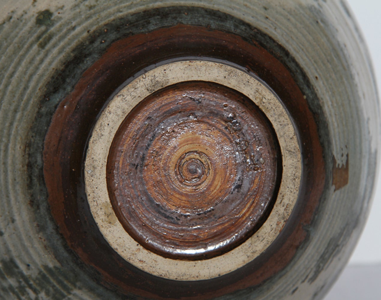 Jahr: 1966
Medium: Vase aus glasierter Keramik, datiert auf dem Boden
Größe: 12 Zoll x 9 Zoll x 9 Zoll (30,48 cm x 22,86 cm x 22,86 cm)