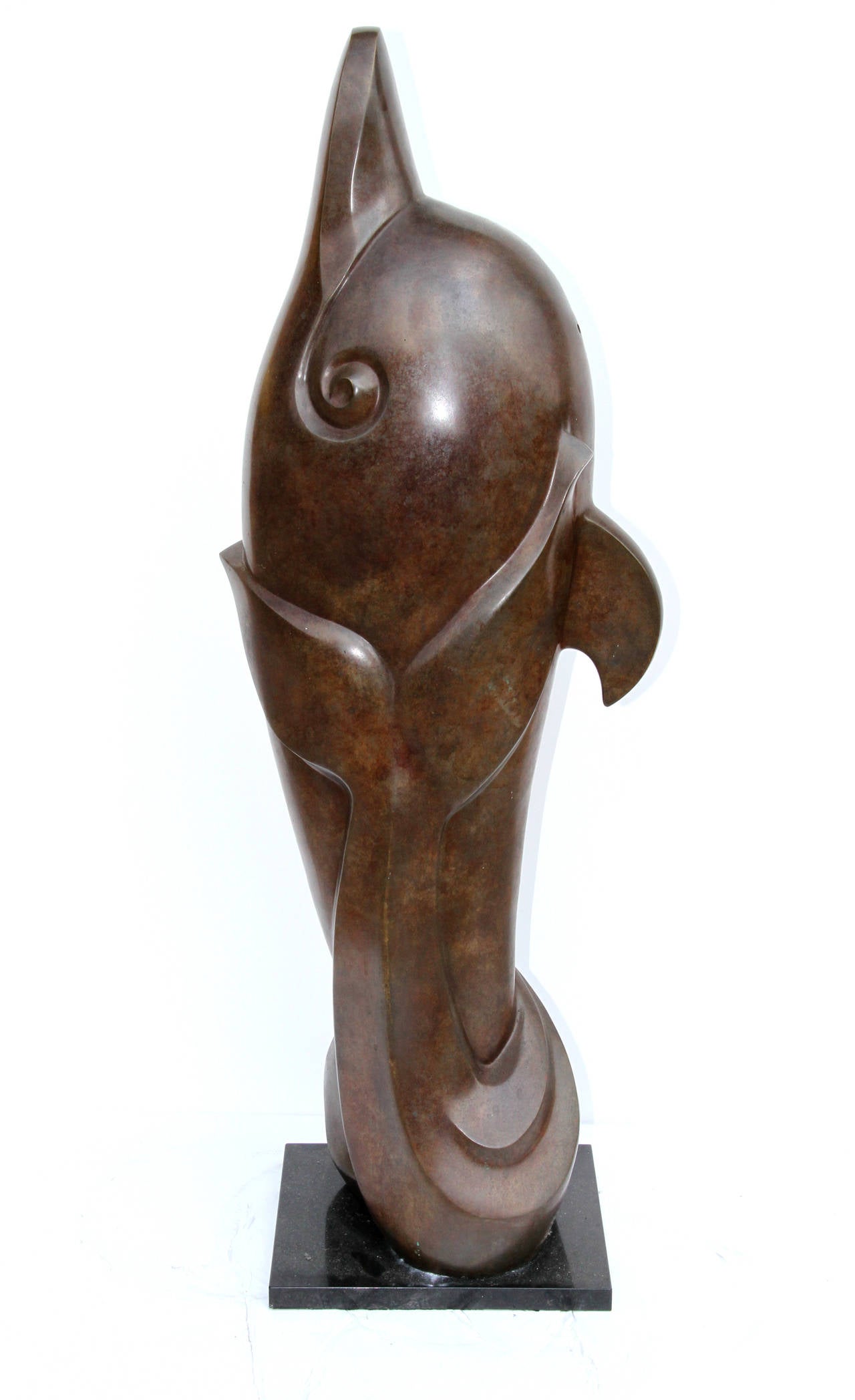Unknown Figurative Sculpture – Dolphin, große Bronzeskulptur mit Patina