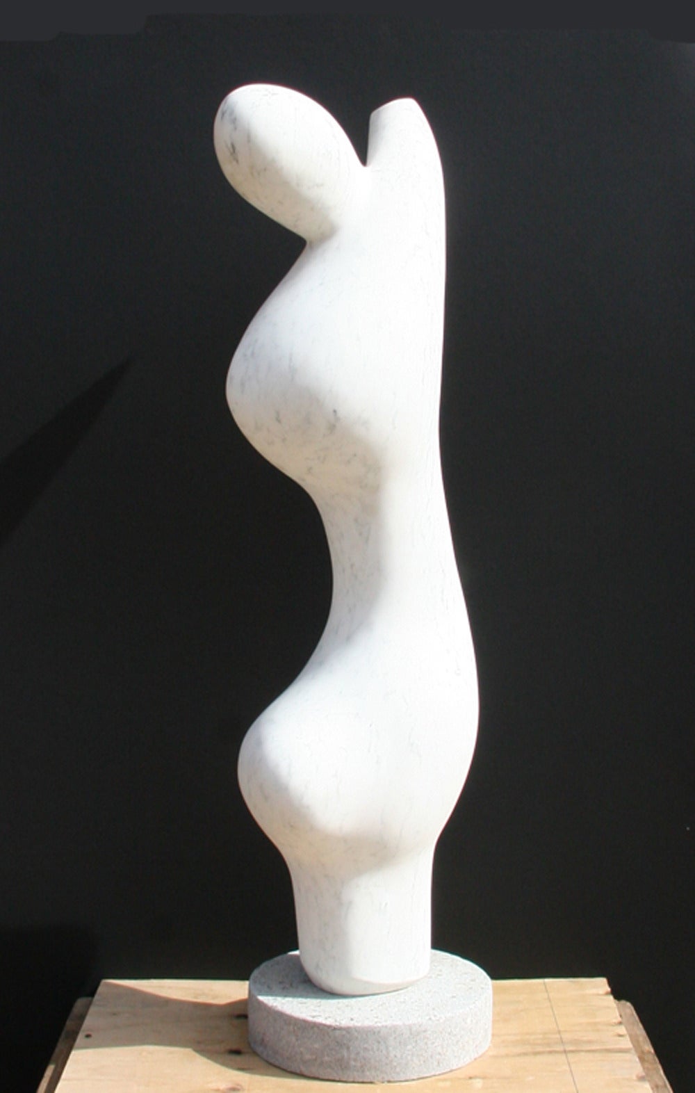 Figure abstraite, sculpture unique en marbre blanc de Mario DeNoto 1