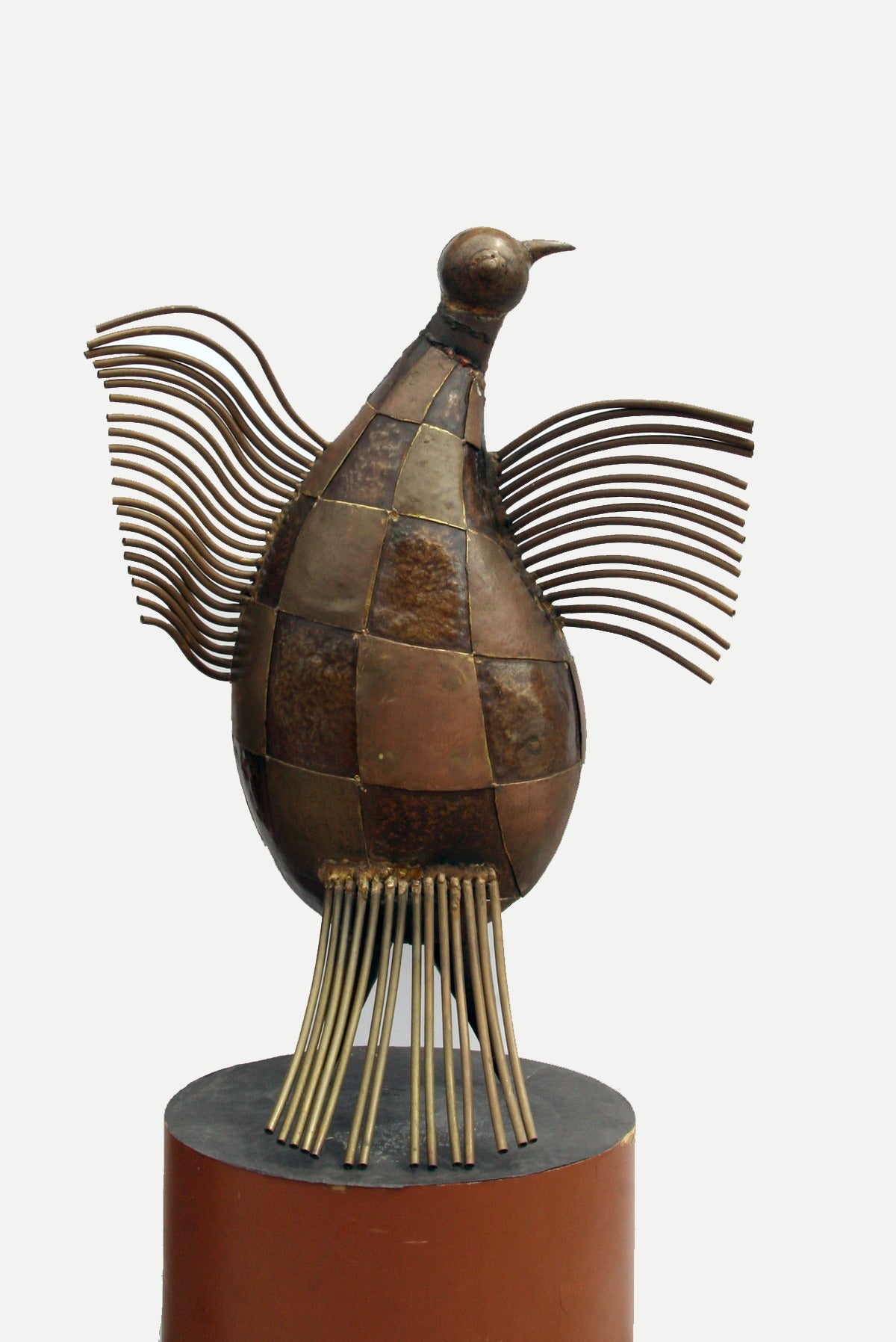 Eine Bronzeskulptur von Victor Delfin, um 1970. Eine skurrile, abstrahierte Vogelfigur in einer glückseligen Pose mit ausgebreiteten Flügeln. 
 
Künstler: Victor Delfin, Peruaner (1927 - )
Titel: Baby-Kondor
Jahr: ca. 1970
Medium: Geschweißte