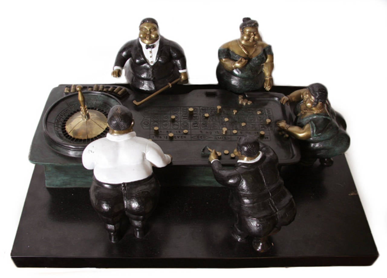 Une sculpture en bronze de Bruno Luna datant de 1990. Une scène miniature d'une table de roulette peuplée de personnages rocailleux à la Botero. 

Artistics : Bruno Luna, Mexicain (1963 - )
Titre :	Roulette
Année : vers 1990
Moyen :	Sculpture