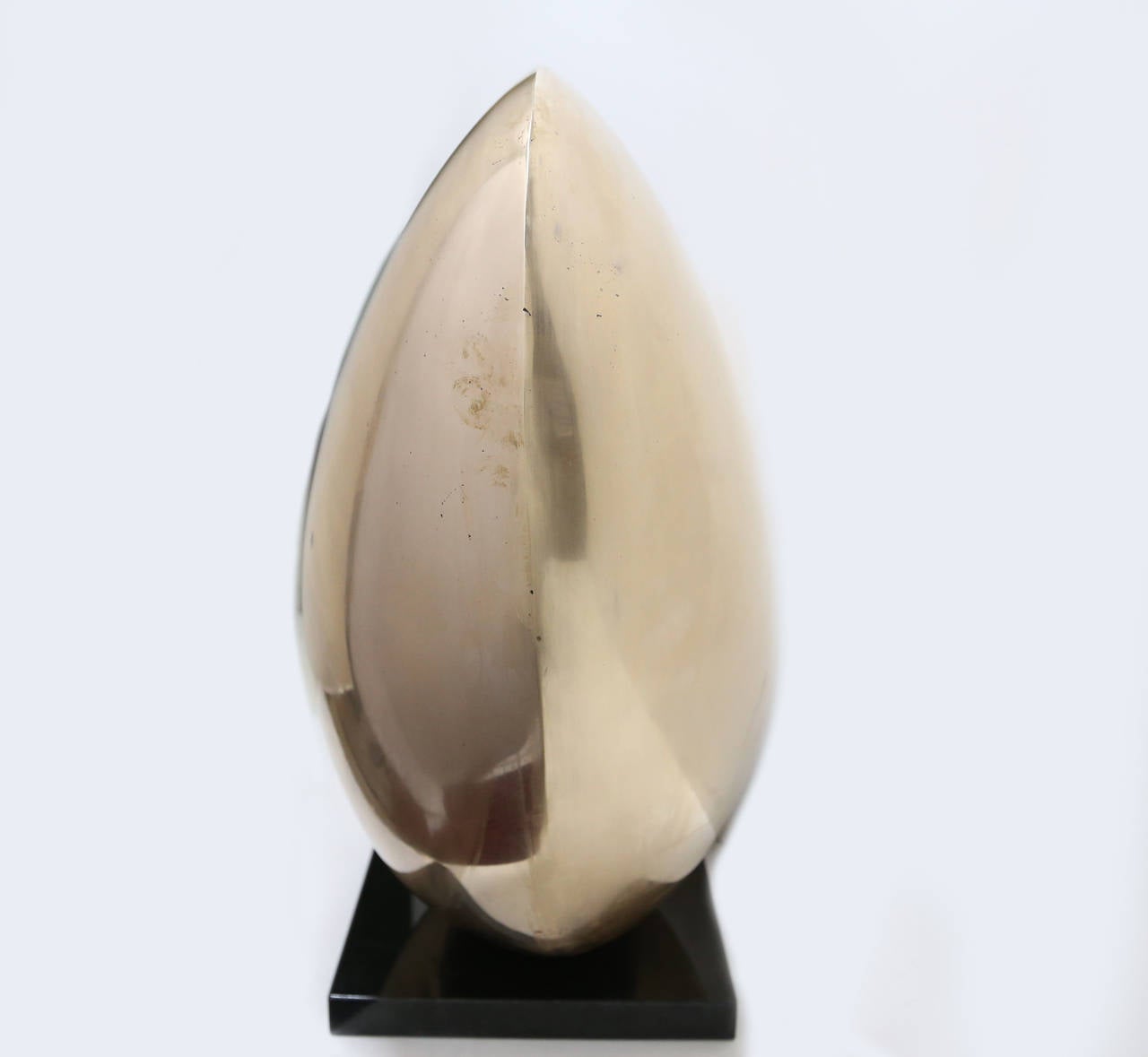 A bronze sculpture by Paul Von Ringelheim. A minimalist form that showcases the material's smooth sheen and bright reflective nature. 
 
Artist: Paul Von Ringleheim, American (1933 - 2003)
Title: Egg 
Year: 1958-1962 
Medium: Bronze Sculpture,
