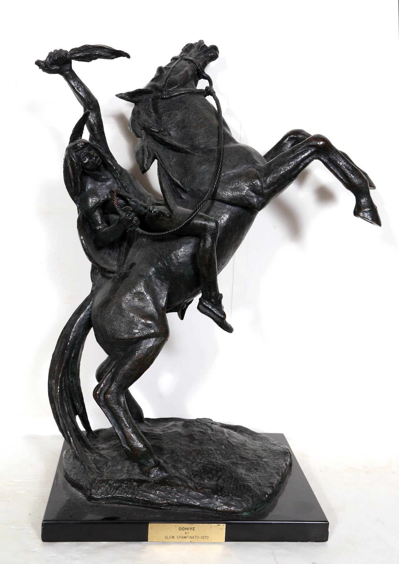 Als klassisches Relikt des amerikanischen Westens ist Spampinatos exquisite, massive Bronzeskulptur voller Schönheit, Anmut und Action. Auf der Skulptur eingravierte Signatur und auf dem Sockel gestempelte Platte. 

Titel: Oohiye
Jahr: