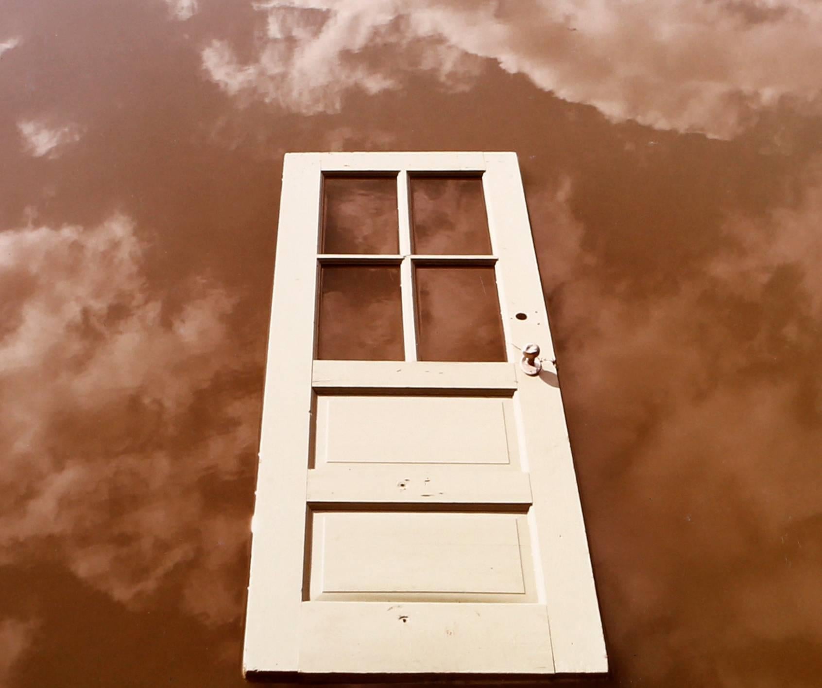 Öffnungen mit offener Tür – Photograph von Michael DeCamp