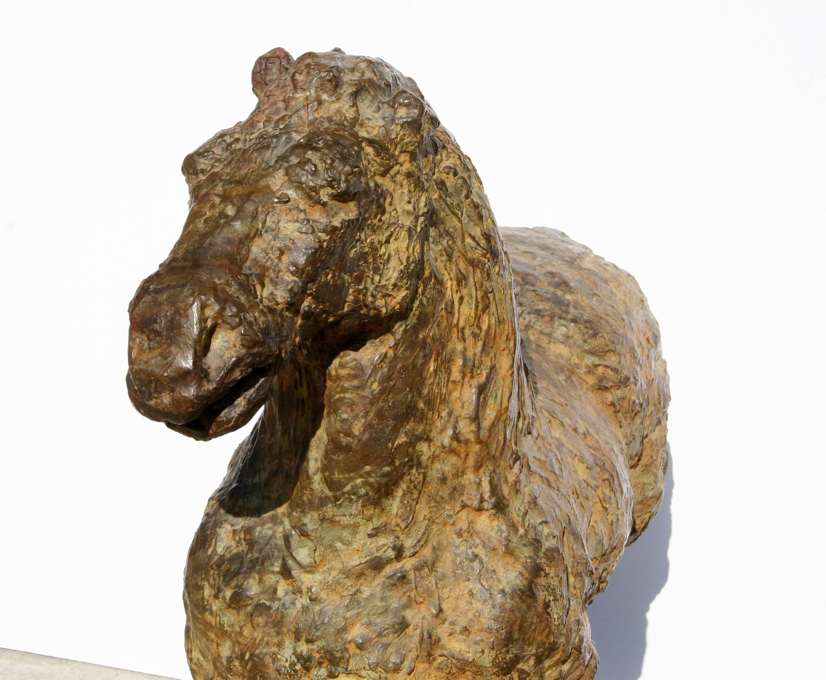 Künstlerin: Lina Binkele, Kolumbianerin
Titel: Fragment Nr. 4
Jahr: 1995
Medium: Bronze-Skulptur 
Auflage: 2/5
Größe: 25 in. x 40 in. x 17 in. (63,5 cm x 101,6 cm x 43,18 cm)