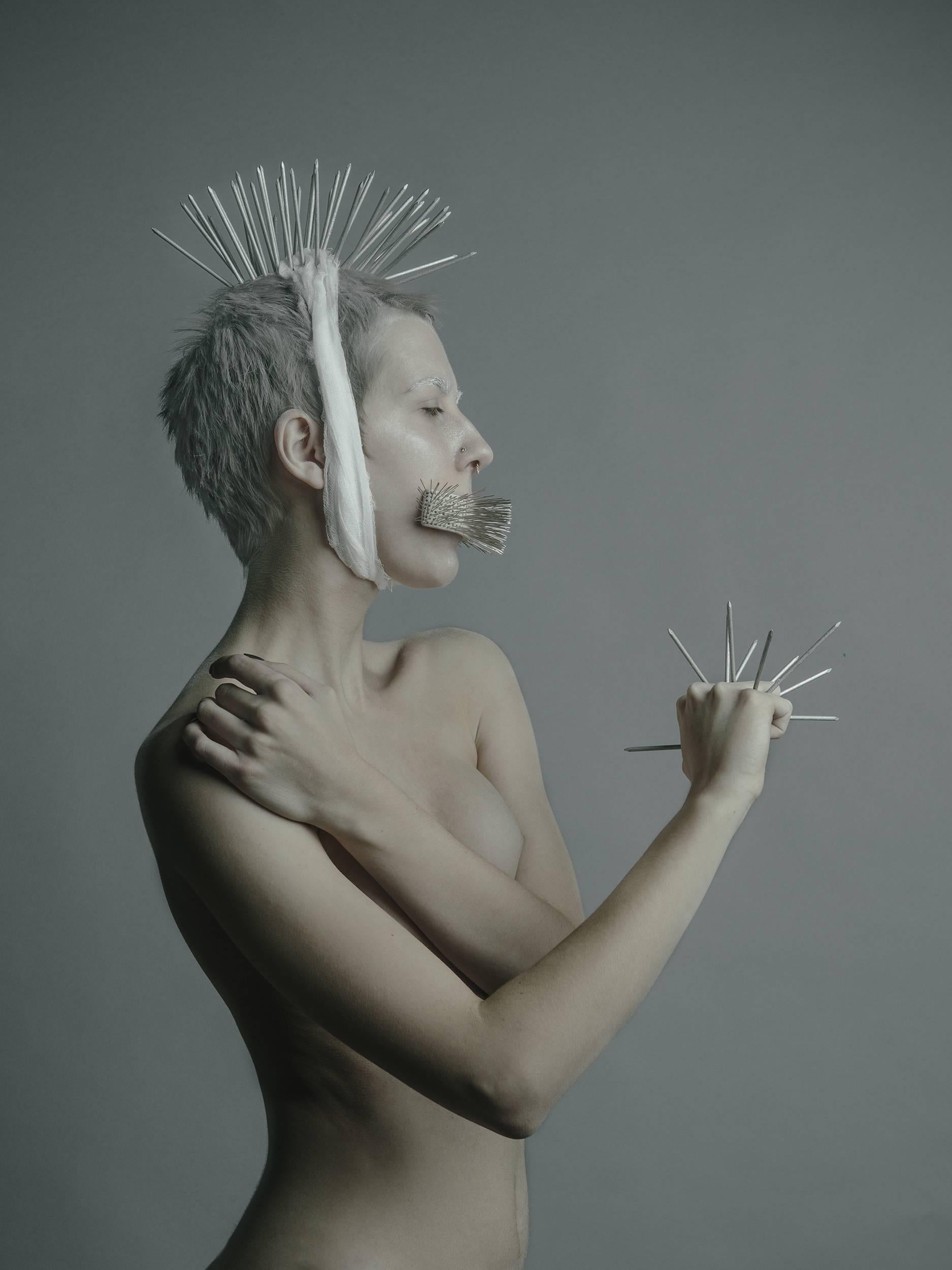 Sarah Pezdek Figurative Photograph – ""Aichmophobia" 18x24 Archivtintenstrahldruck mit Passepartout. Limitierte Auflage von 8 Stück.