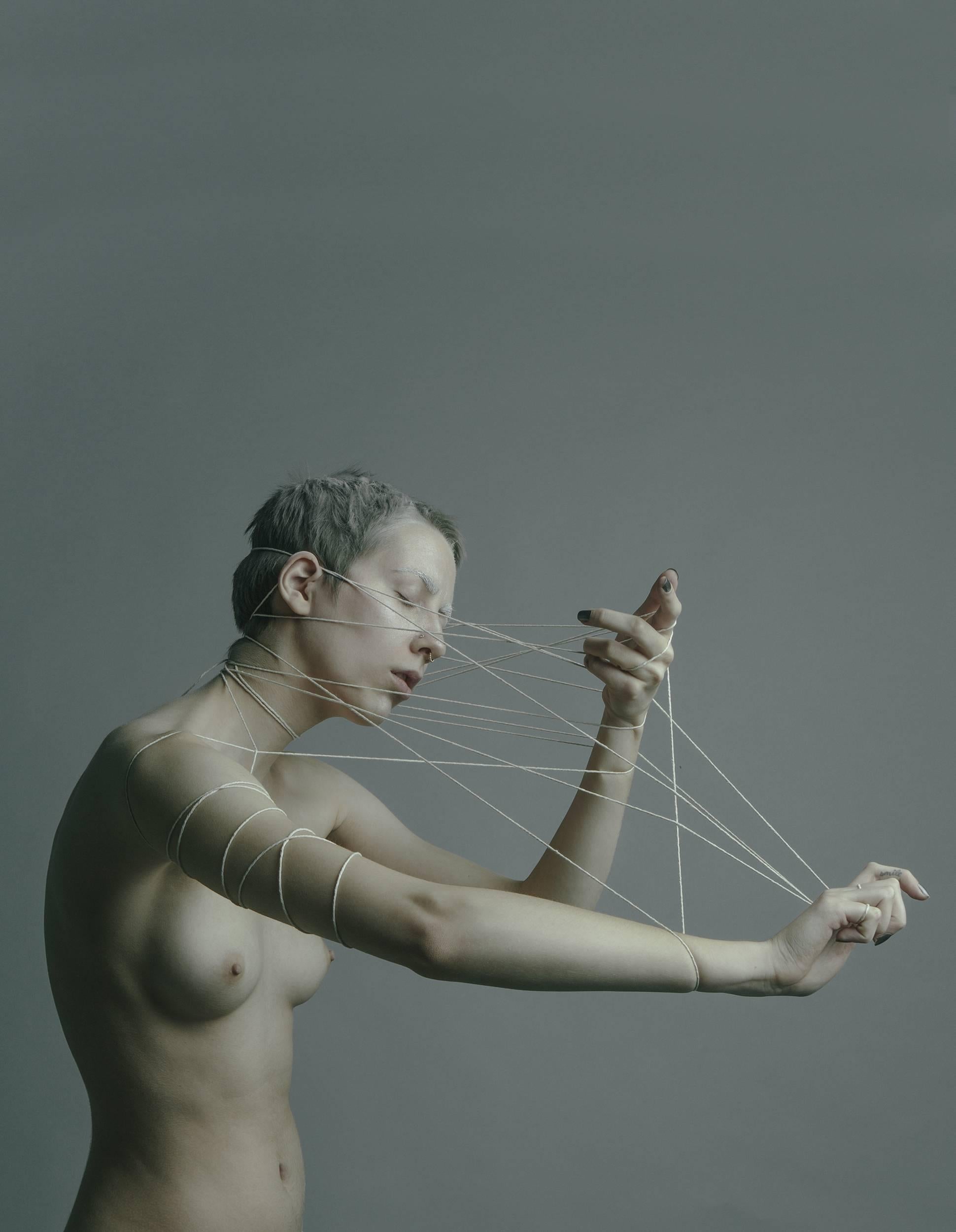 Sarah Pezdek Figurative Photograph – ""Merinthophobia" 18x24 Archivtintenstrahldruck mit Passepartout. Limitierte Auflage von 8 Stück.
