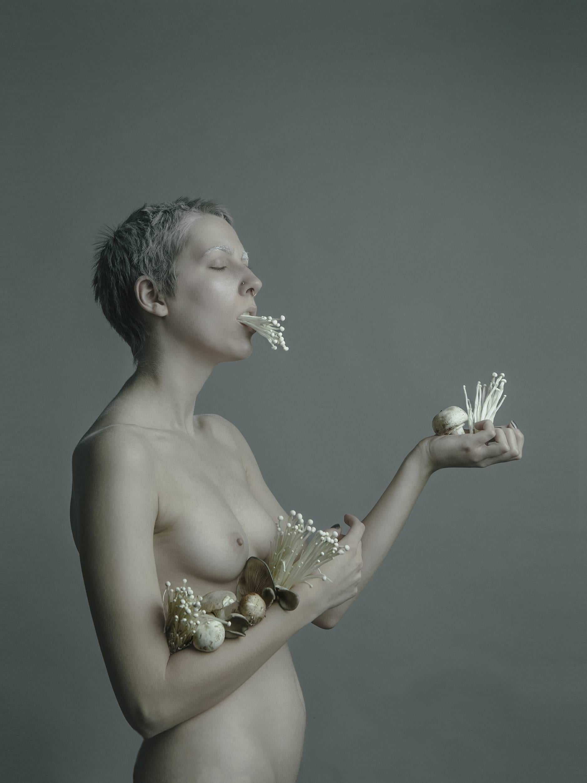 Sarah Pezdek Figurative Photograph – ""Mycophobia" 18x24 Archivtintenstrahldruck mit Passepartout. Limitierte Auflage von 8 Stück.