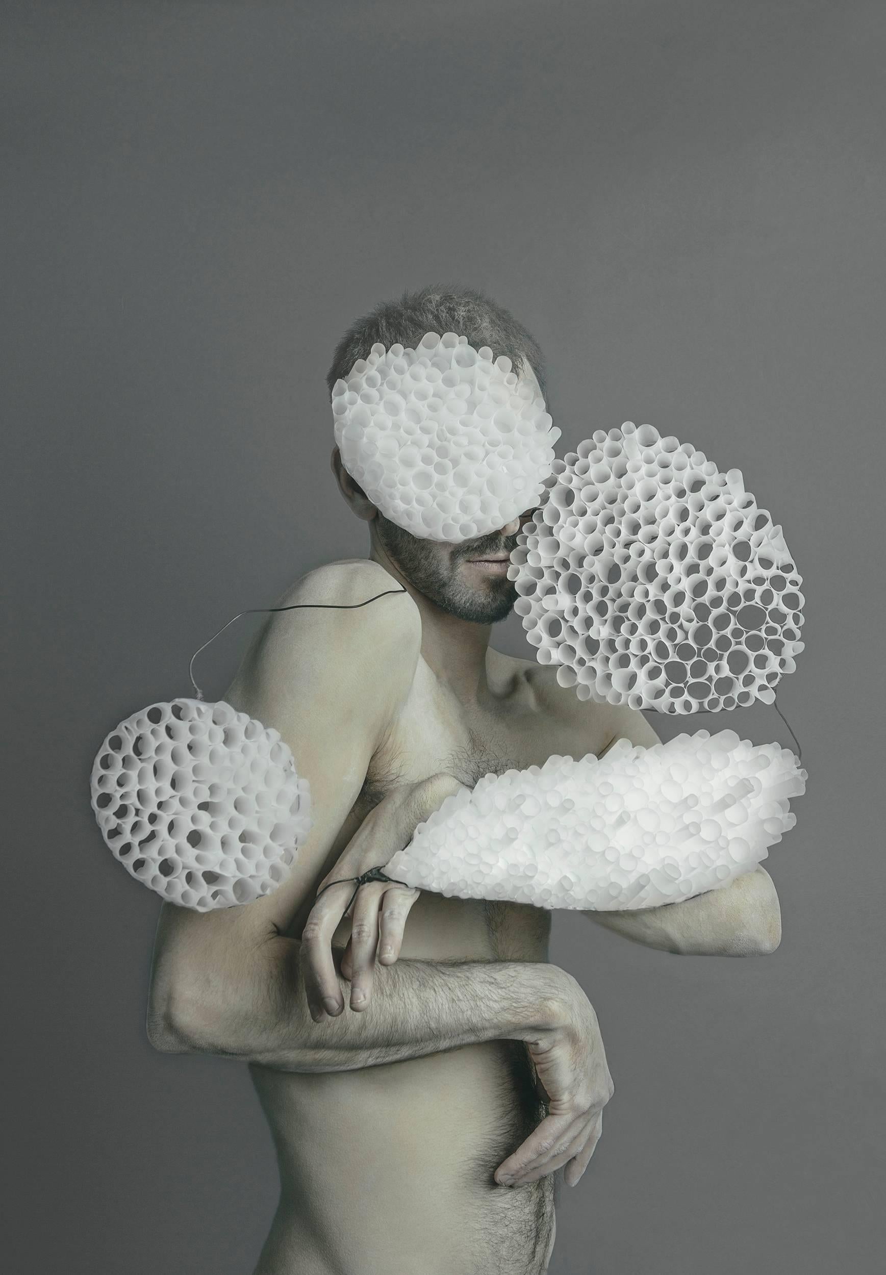 Sarah Pezdek Figurative Photograph – ""Trypophobia" 18x24 Archivtintenstrahldruck mit Passepartout. Limitierte Auflage von 8 Stück.