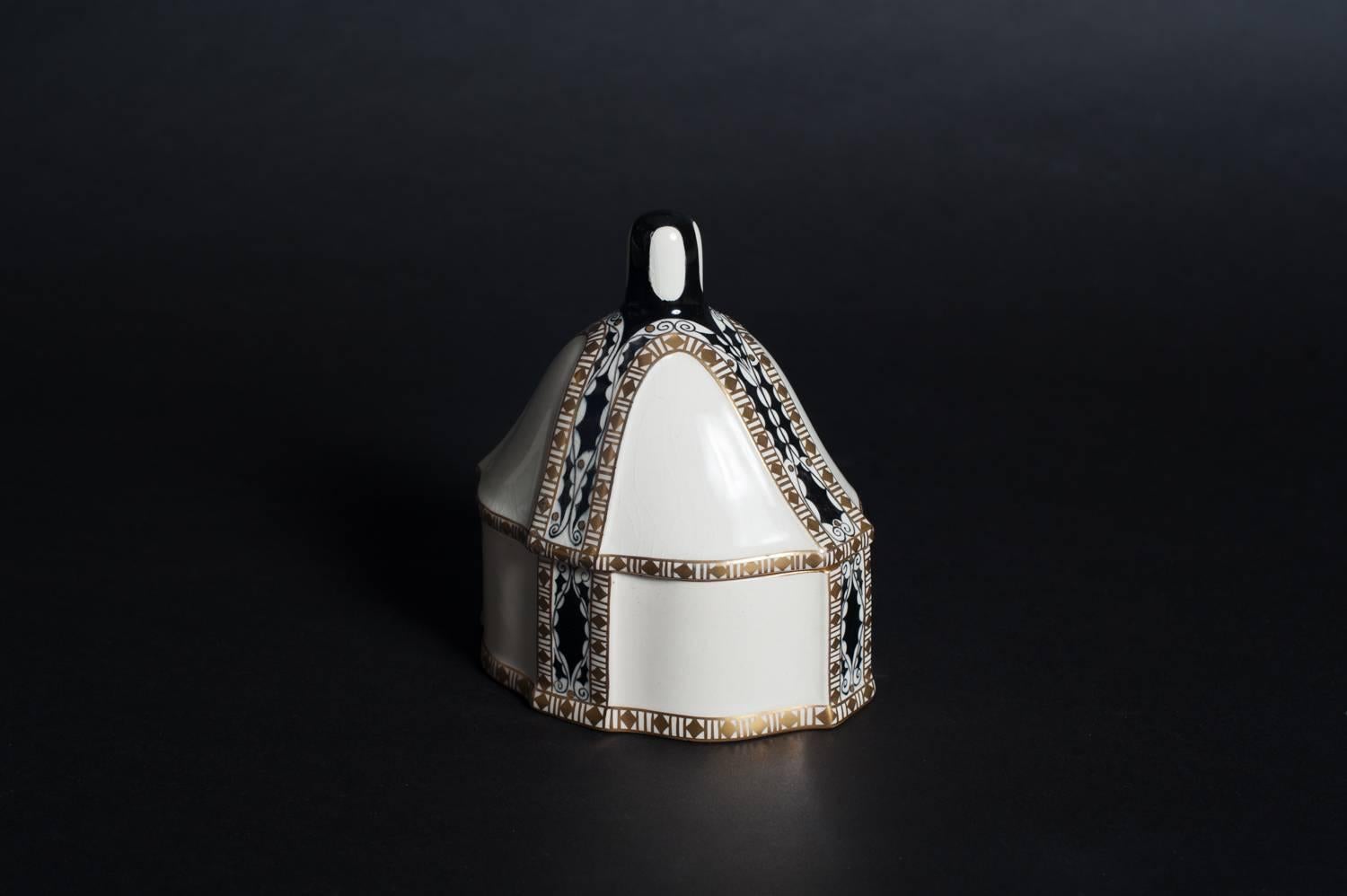 Scatola di porcellana con coperchio Serapis-Wahliss Jugendstil 1
