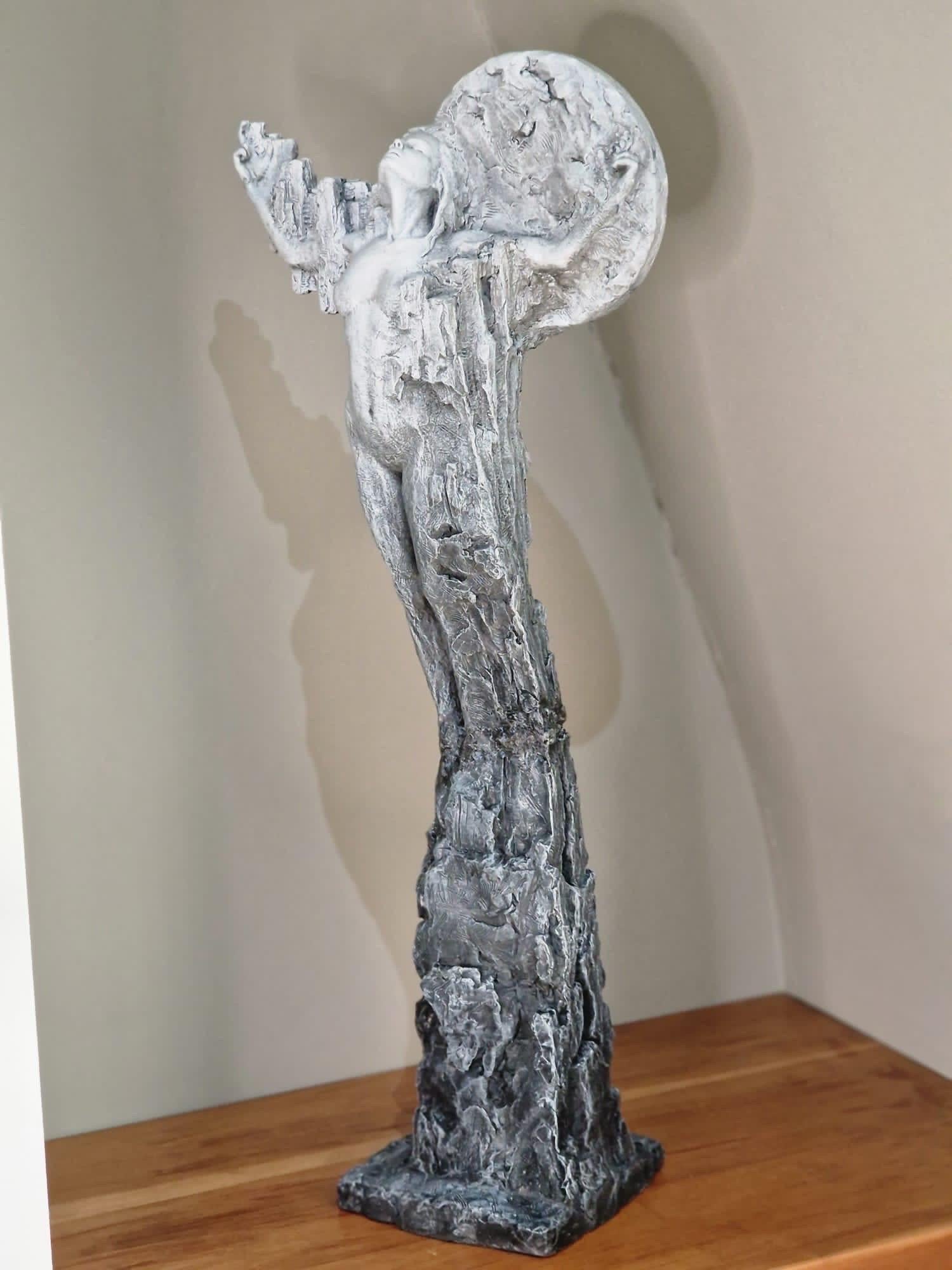 Renacimiento - poderosa y fuerte figura humana de pie escultura de resina fundida moderna - Sculpture Realista de Ian Edwards