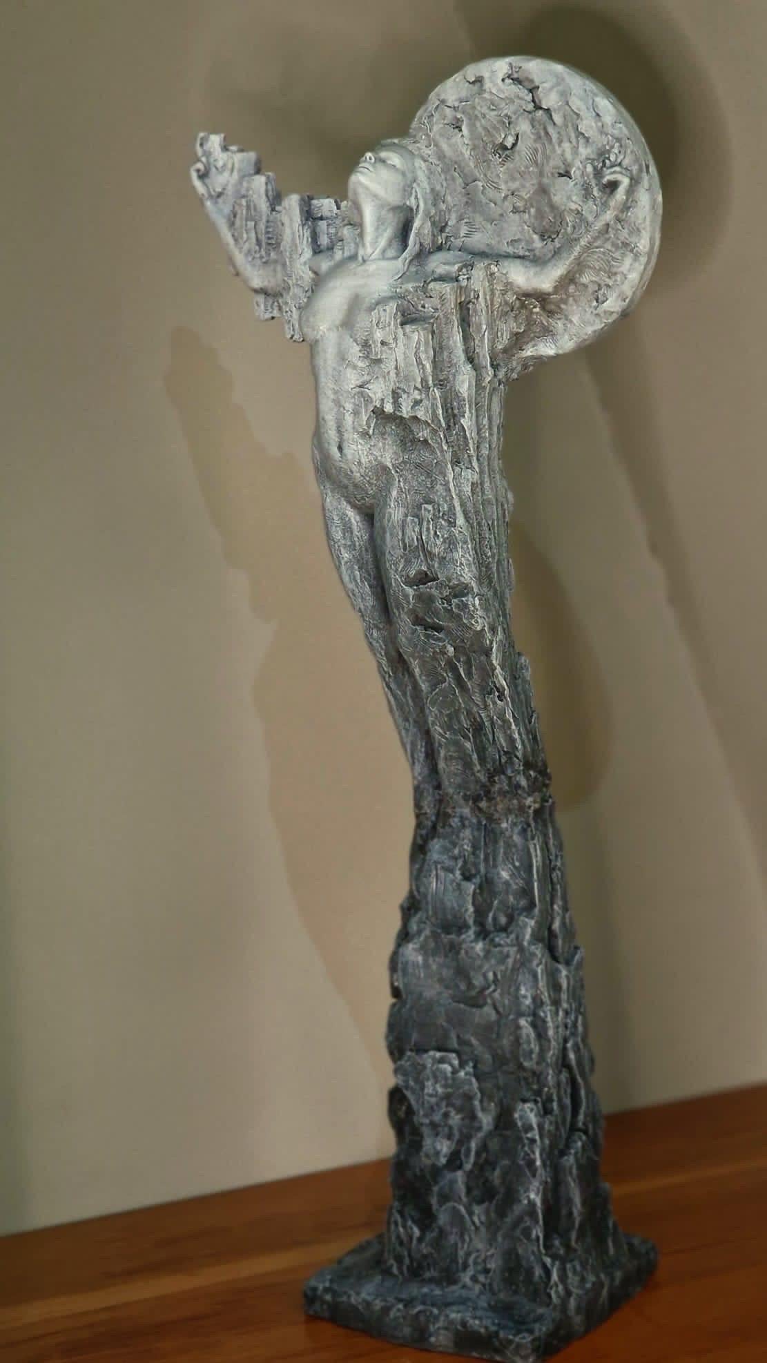Renacimiento - poderosa y fuerte figura humana de pie escultura de resina fundida moderna - Figurative Sculpture Marrón de Ian Edwards