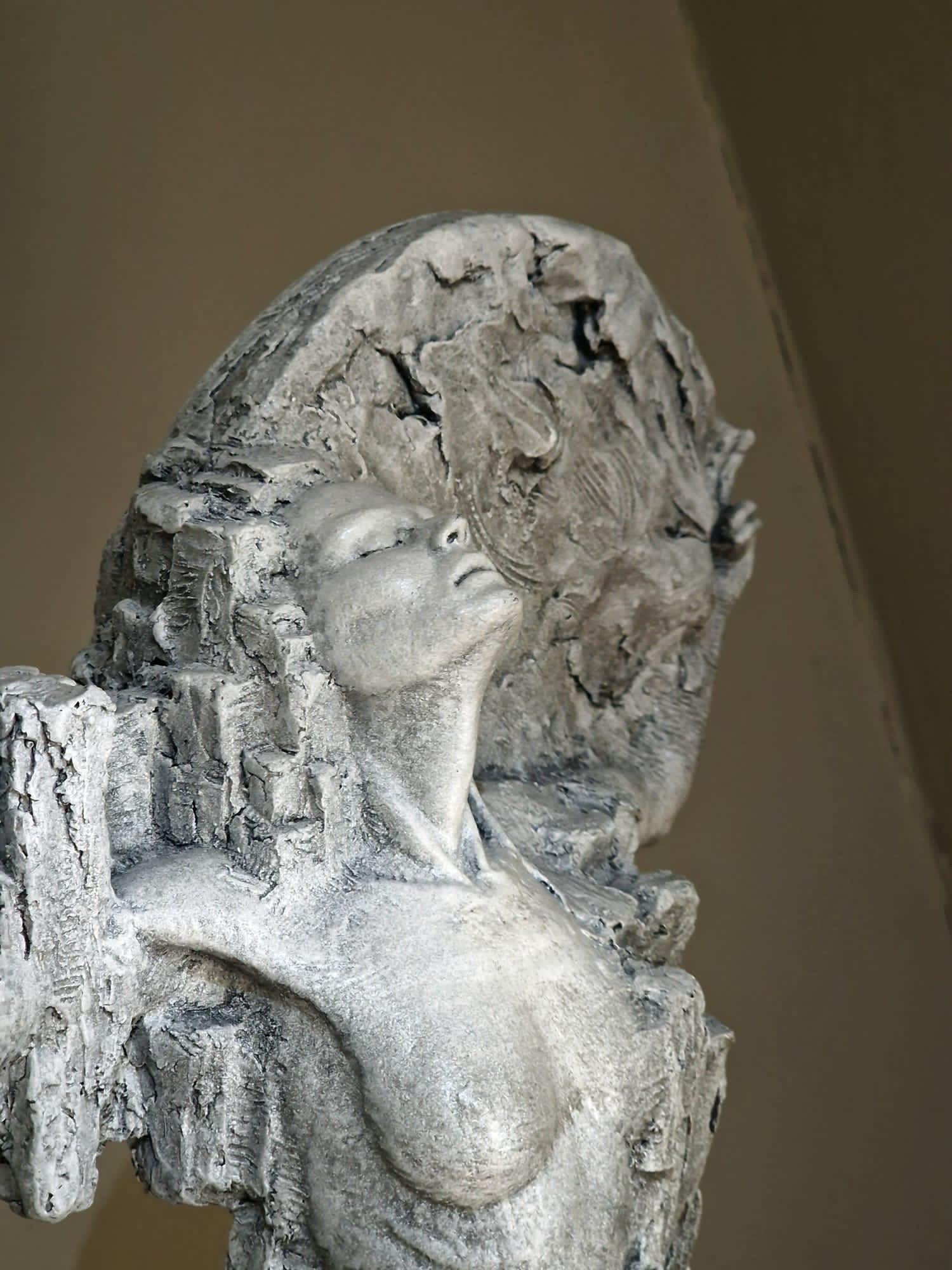 Crecimiento, actividad y renacimiento se expresan en esta original escultura del artista contemporáneo Ian Edwards, que demuestra una fantástica atención a la exactitud de la forma humana y creatividad para distorsionar la figura de forma creativa.