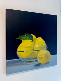 Cuenco de limones: Cuadro original de naturaleza muerta de realismo contemporáneo, 40 x 40 cm