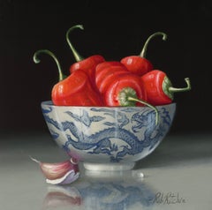 Chilis in einer Schale – Original-Stillleben in Öl – zeitgenössische realistische Kunst