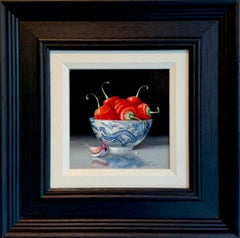 Chilis in einer Schale – Original-Stillleben in Öl – zeitgenössische realistische Kunst