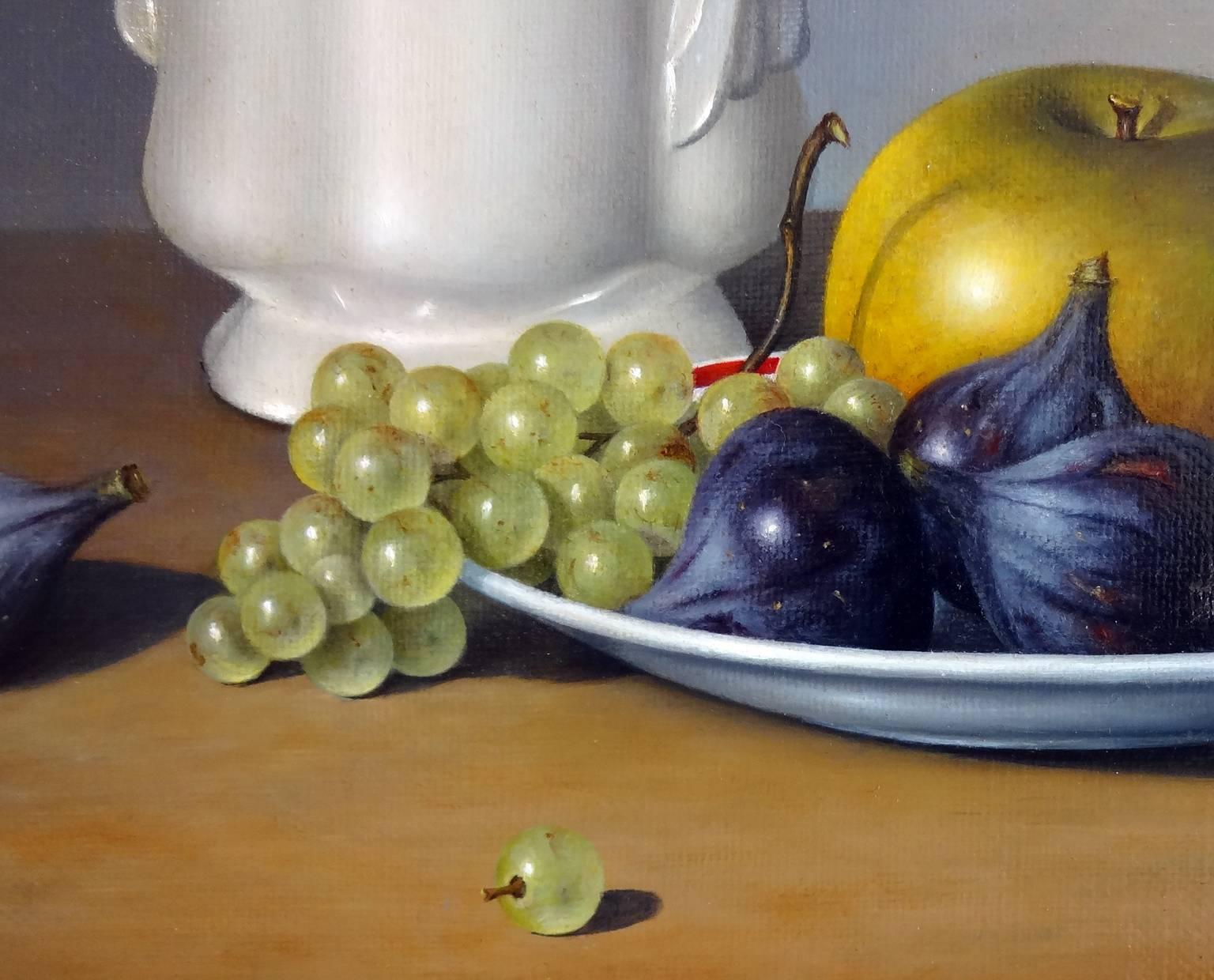 Figues, pomme, raisin, et rafraichissoir à Verre - Gris Still-Life Painting par Jean-Yves Boissé