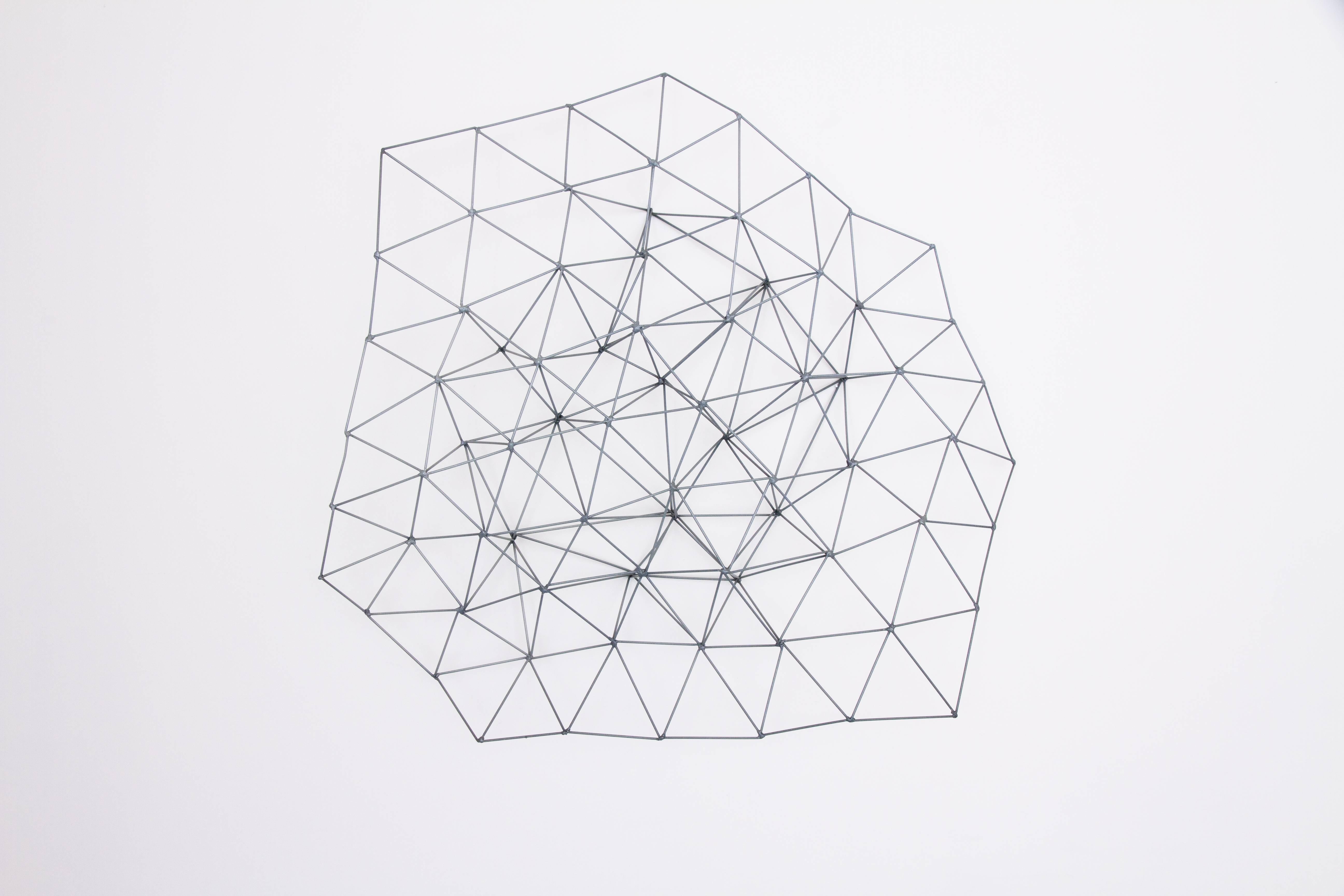 Colleen Wolstenholme Abstract Sculpture – Mehrfach verbundenes Dreieck I