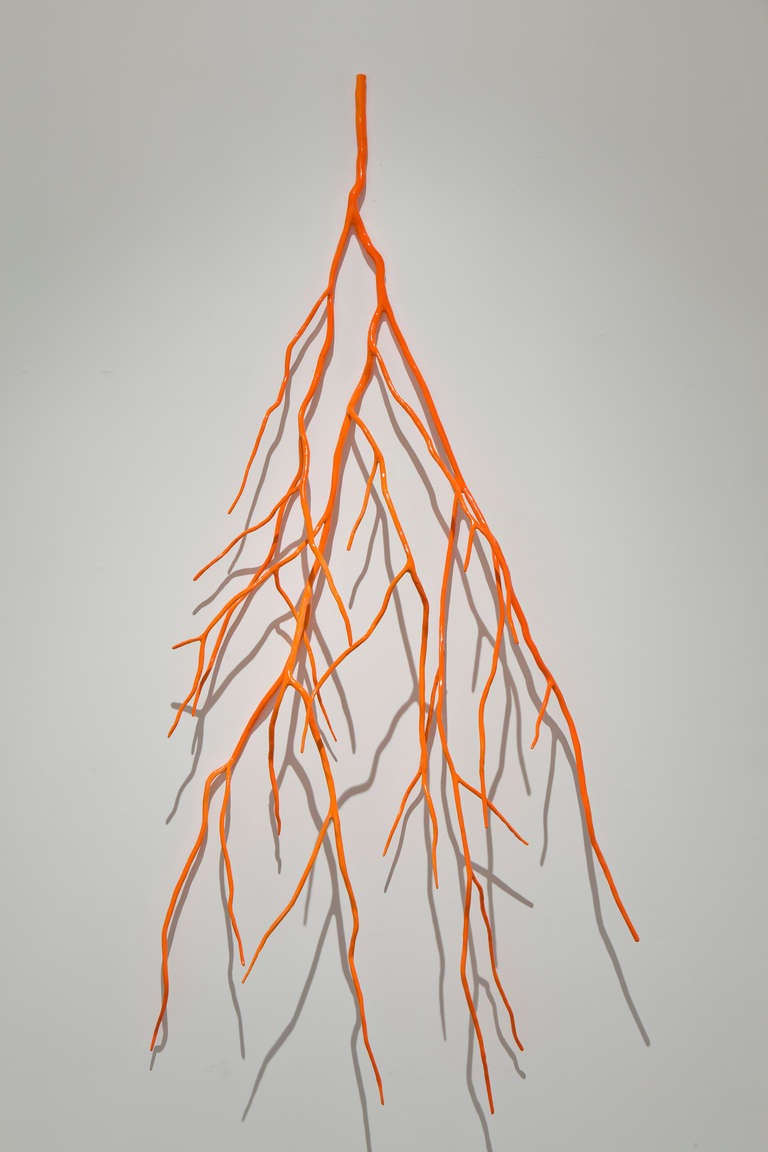 Shayne Dark Abstract Sculpture – ough Laden mit flüchtigem orangefarbenem Schrank