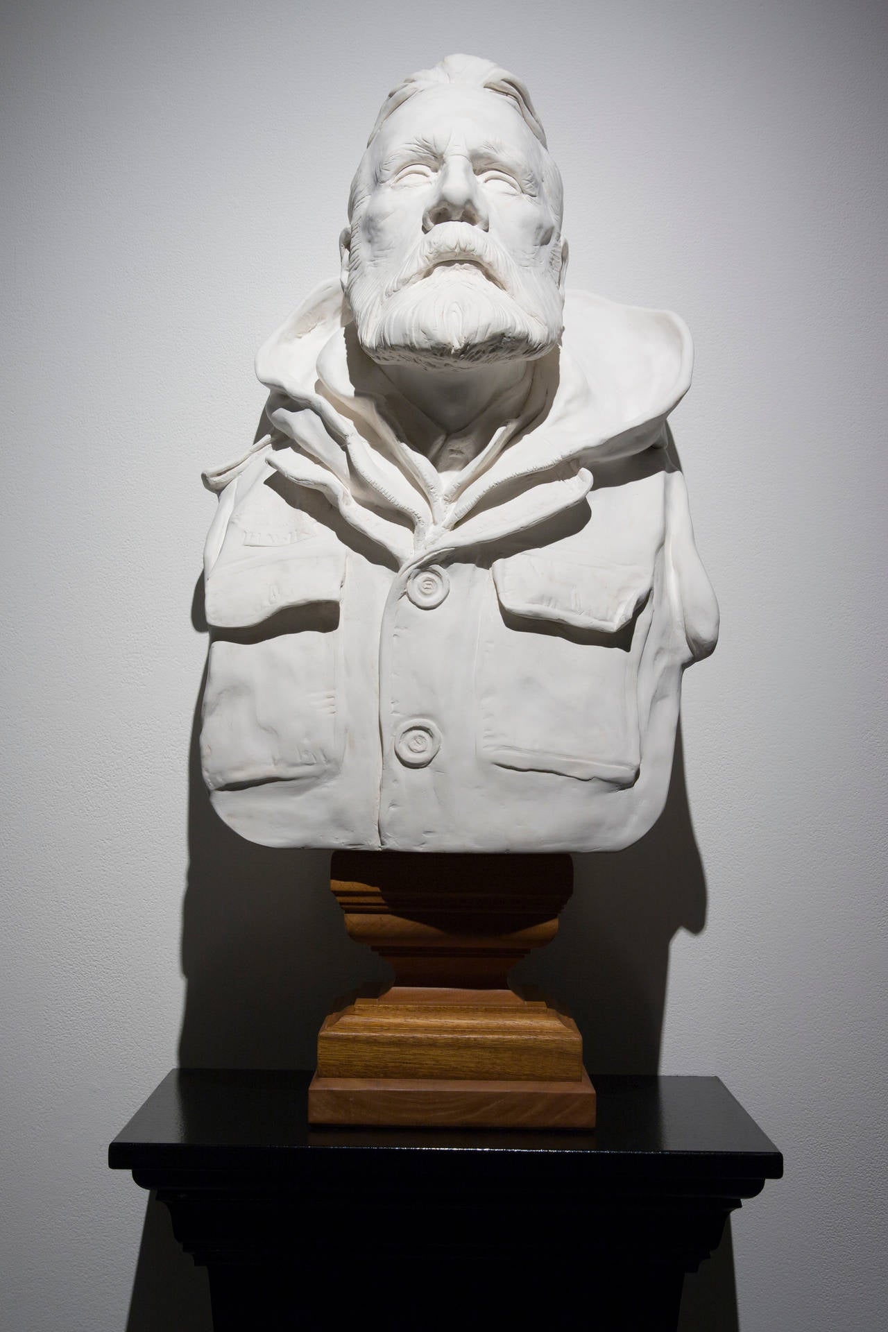 Bevan Ramsay Figurative Sculpture – Mein Vater kam aus England nach England