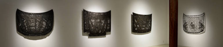 Texte de Sophie Lynch	

Pour l'exposition Veiled Hoods and Stains, Cal Lane associe une dentelle délicate à des capots de voitures et de camions en acier mis au rebut pour créer deux séries d'œuvres connexes. Traditionnellement utilisée comme
