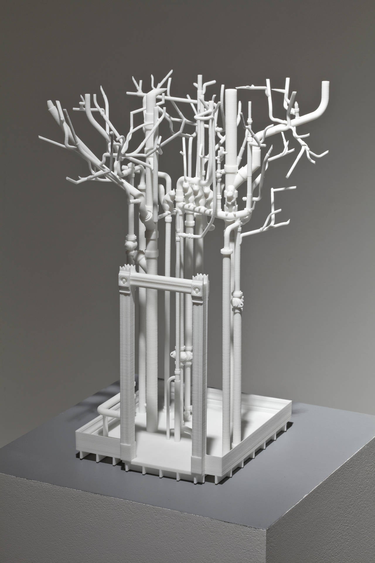 En la práctica artística de Guillaume Lachapelle predomina la escultura, expresada en forma de instalaciones y detalladas maquetas en miniatura. Lachapelle presenta universos lúdicos que combinan objetos de finalidad indeterminada; de este modo,