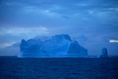 On aurait dit une impression numérique contemporaine et accueillante représentant un iceberg bleu