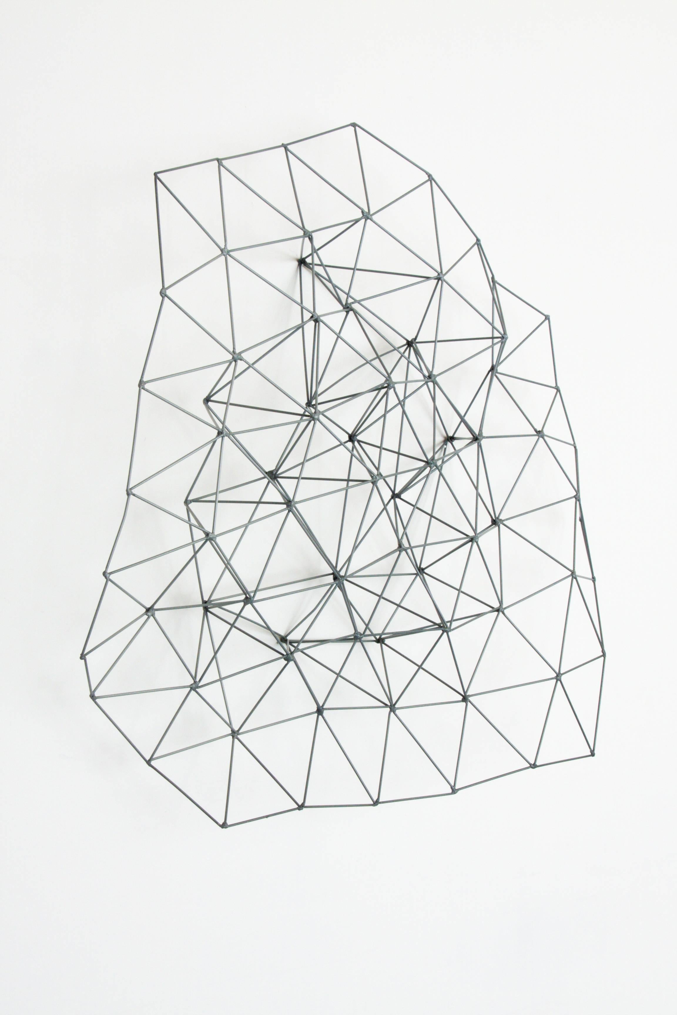 Triangle relié de façon multiple I - Sculpture de Colleen Wolstenholme