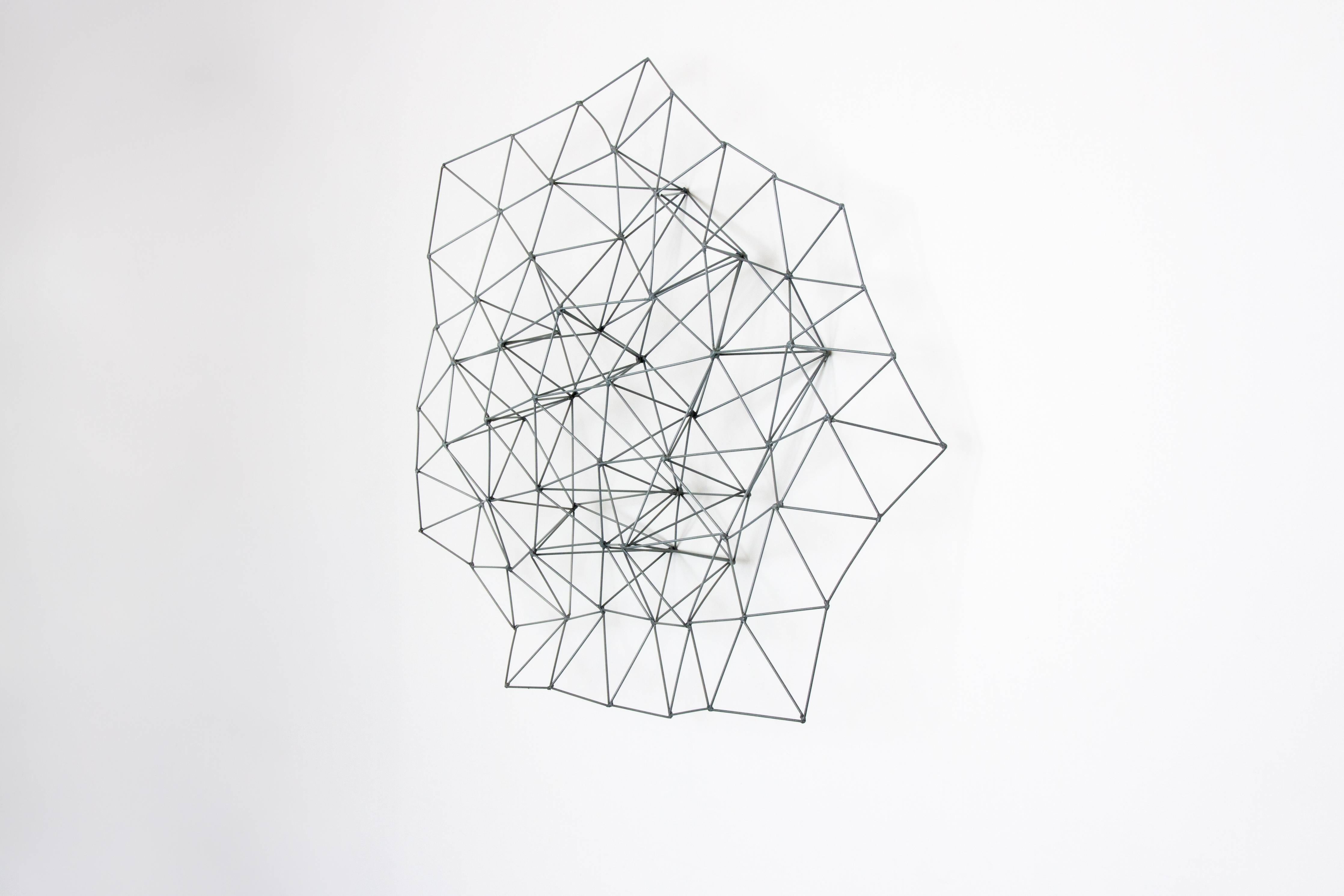 Triangle relié de façon multiple I - Abstrait Sculpture par Colleen Wolstenholme