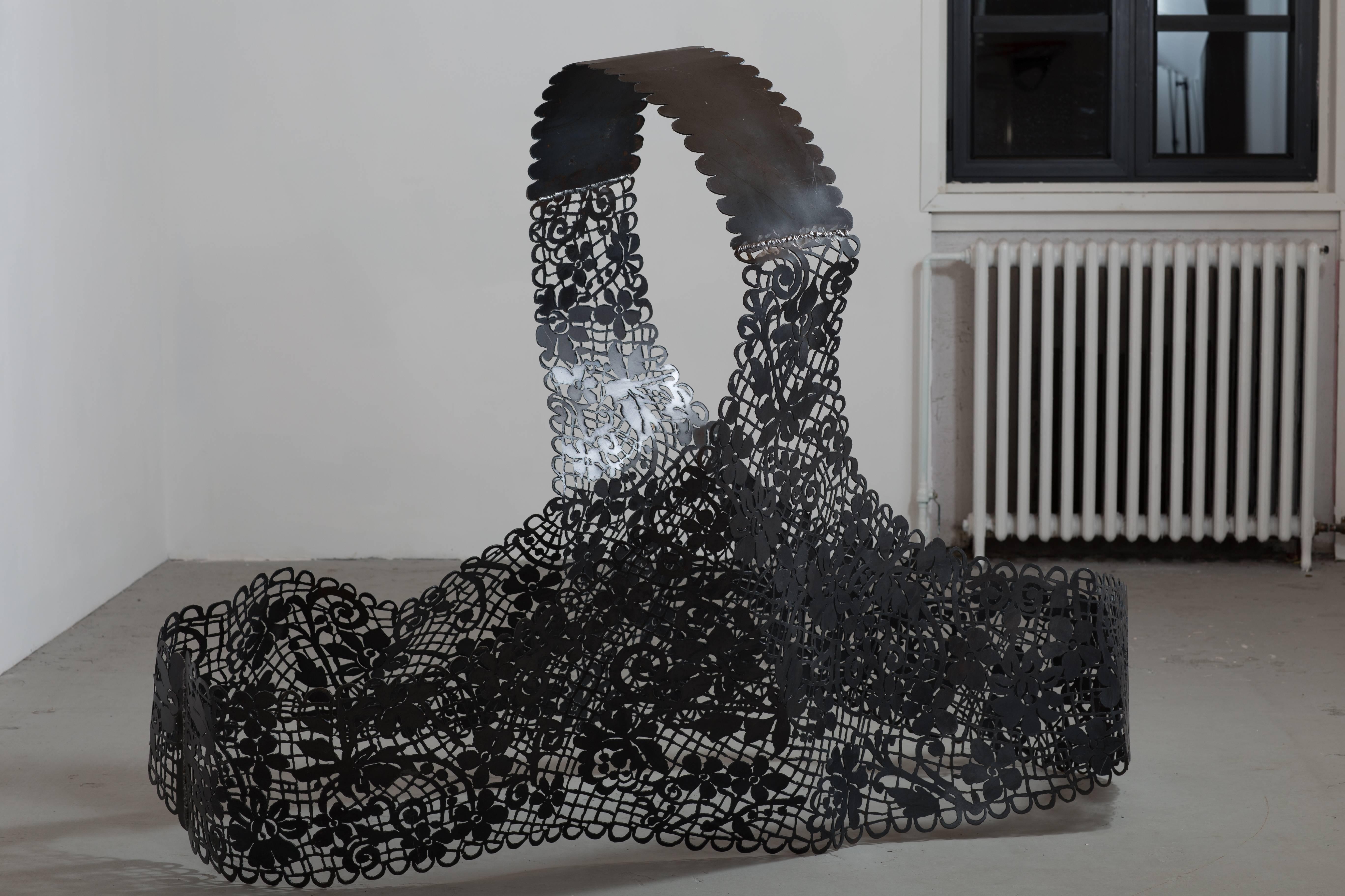 Hose mit Hosenmuster – Sculpture von Cal Lane