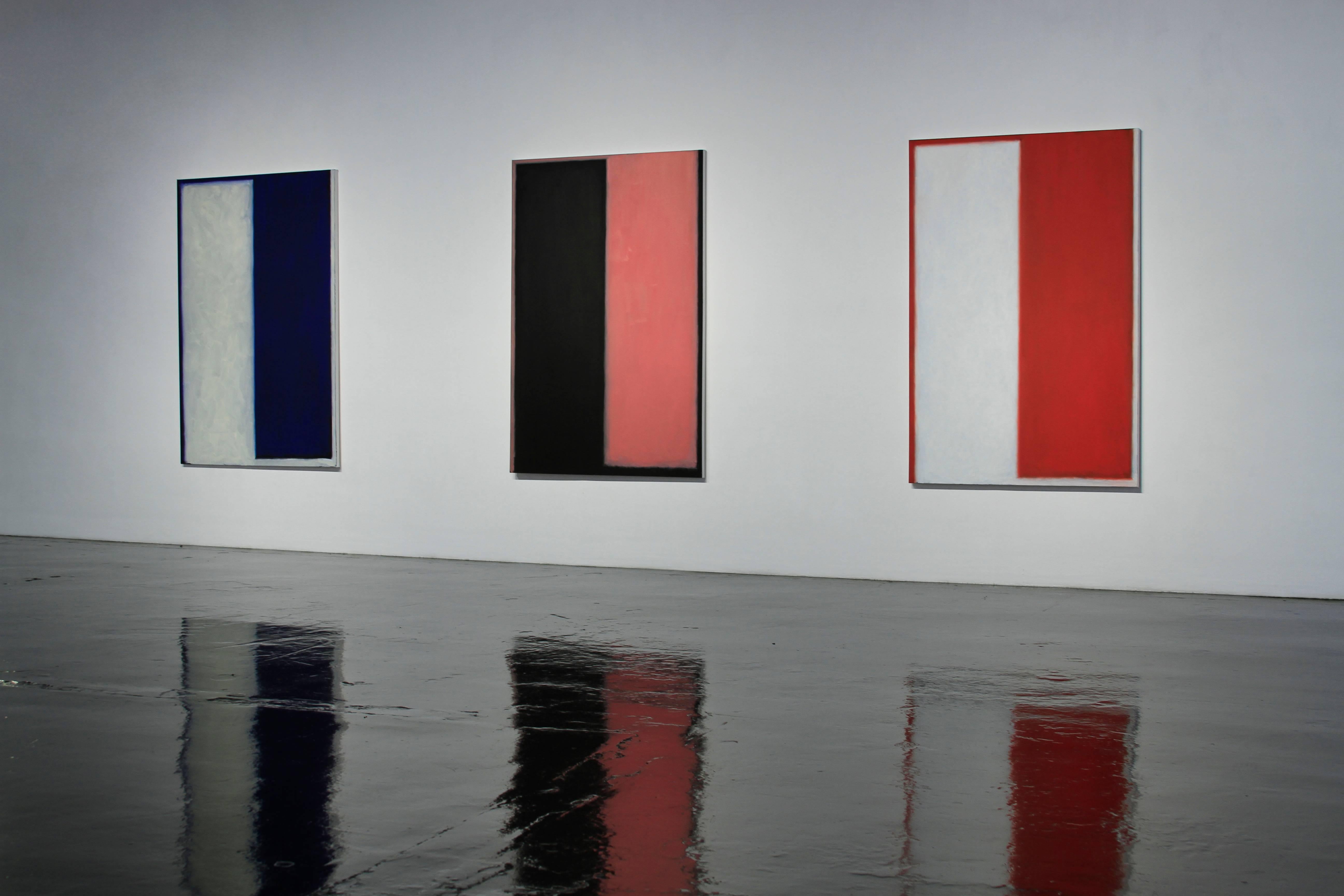 Weiße und rote Nummer zwei (Grau), Abstract Painting, von Peter Lodato