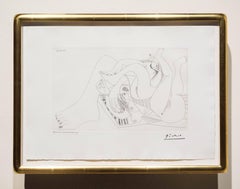 Deux Femmes Batifolant sur un Matelas de Plage