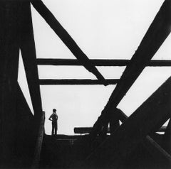 Boy on East River Pier (boy sur la rivière Est)