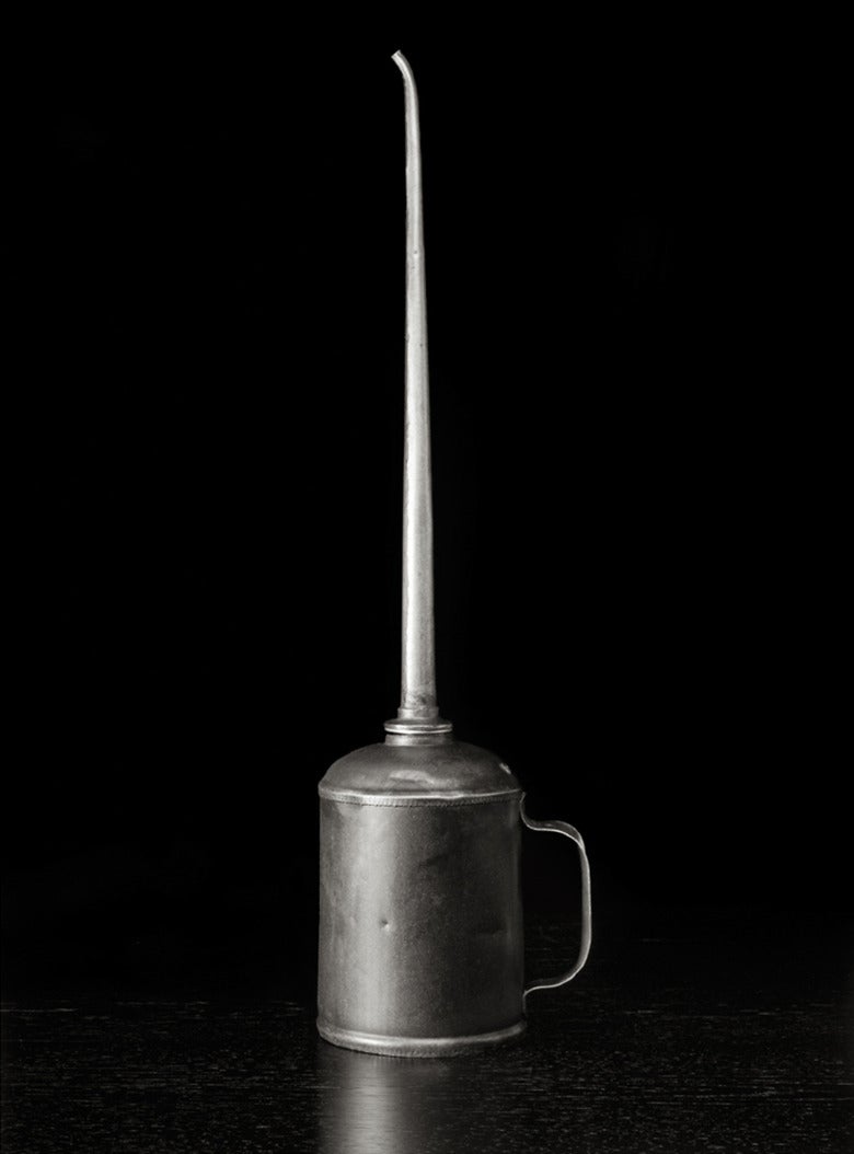Black and White Photograph Richard Kagan - Canne à huile avec col long