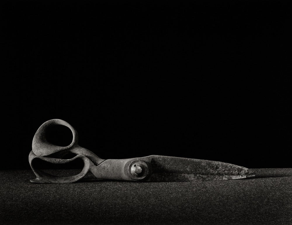 Richard Kagan Black and White Photograph – Recumbent Schirmschuhe