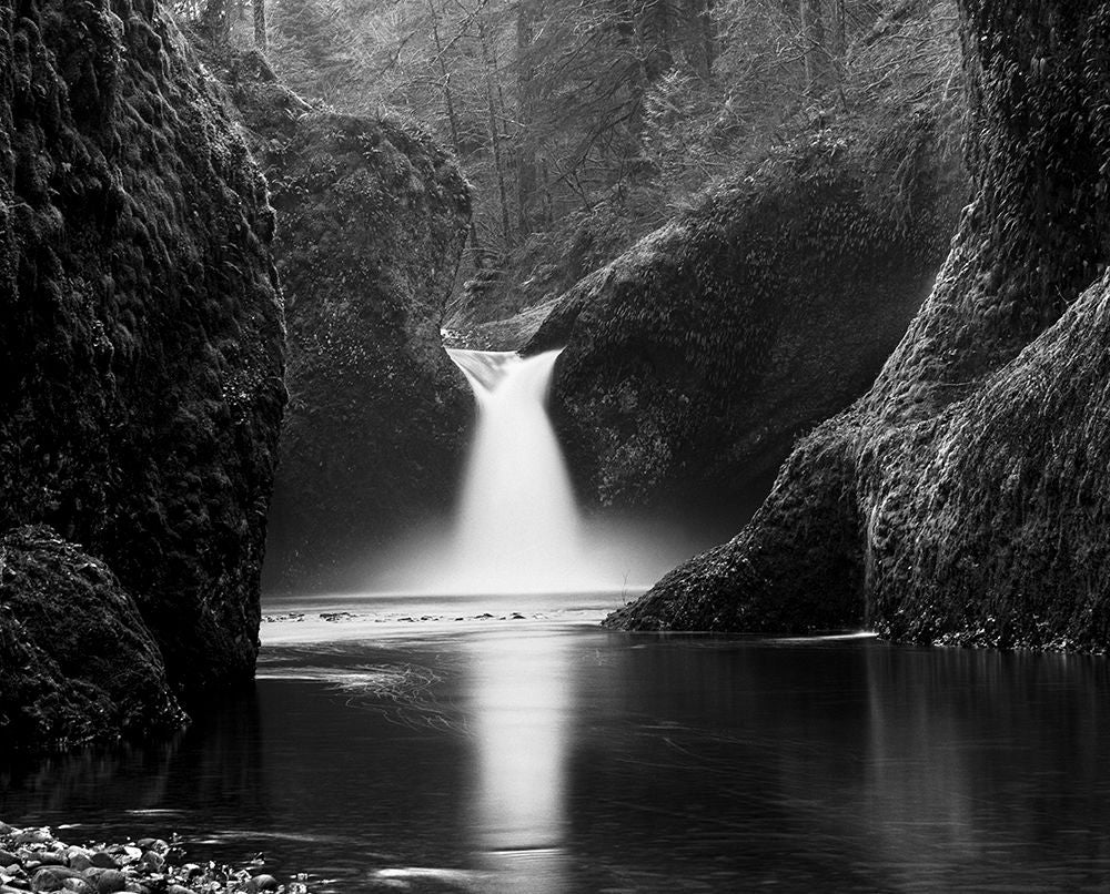 Stu Levy Black and White Photograph – Punch Bowl Falls, Oregon