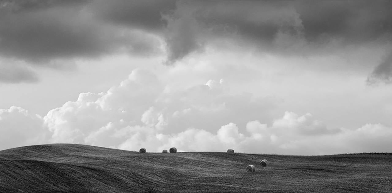 Brian Kosoff Landscape Photograph – Tuscan Hay Bales
