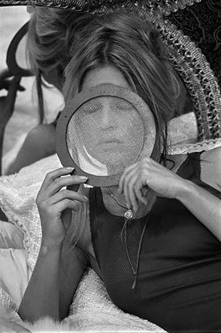 Terry O'Neill Black and White Photograph – Brigitte Bardot während der Dreharbeiten von „The Novices“