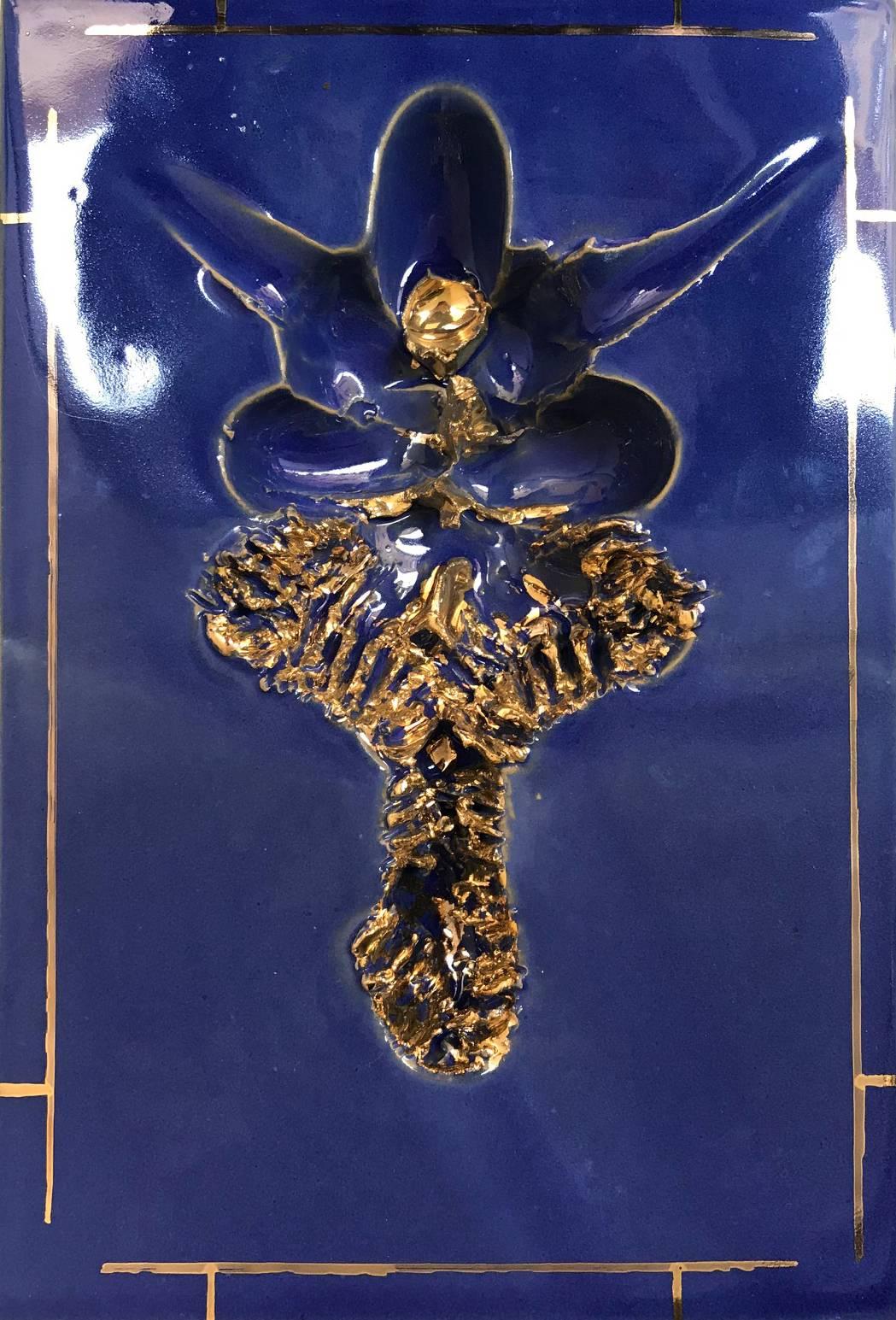 Giovanni Ruggiero Abstract Sculpture - Vivi Respiri. Italian Sculpture, Enamelled blu ceramic and third fire gold, 2016
