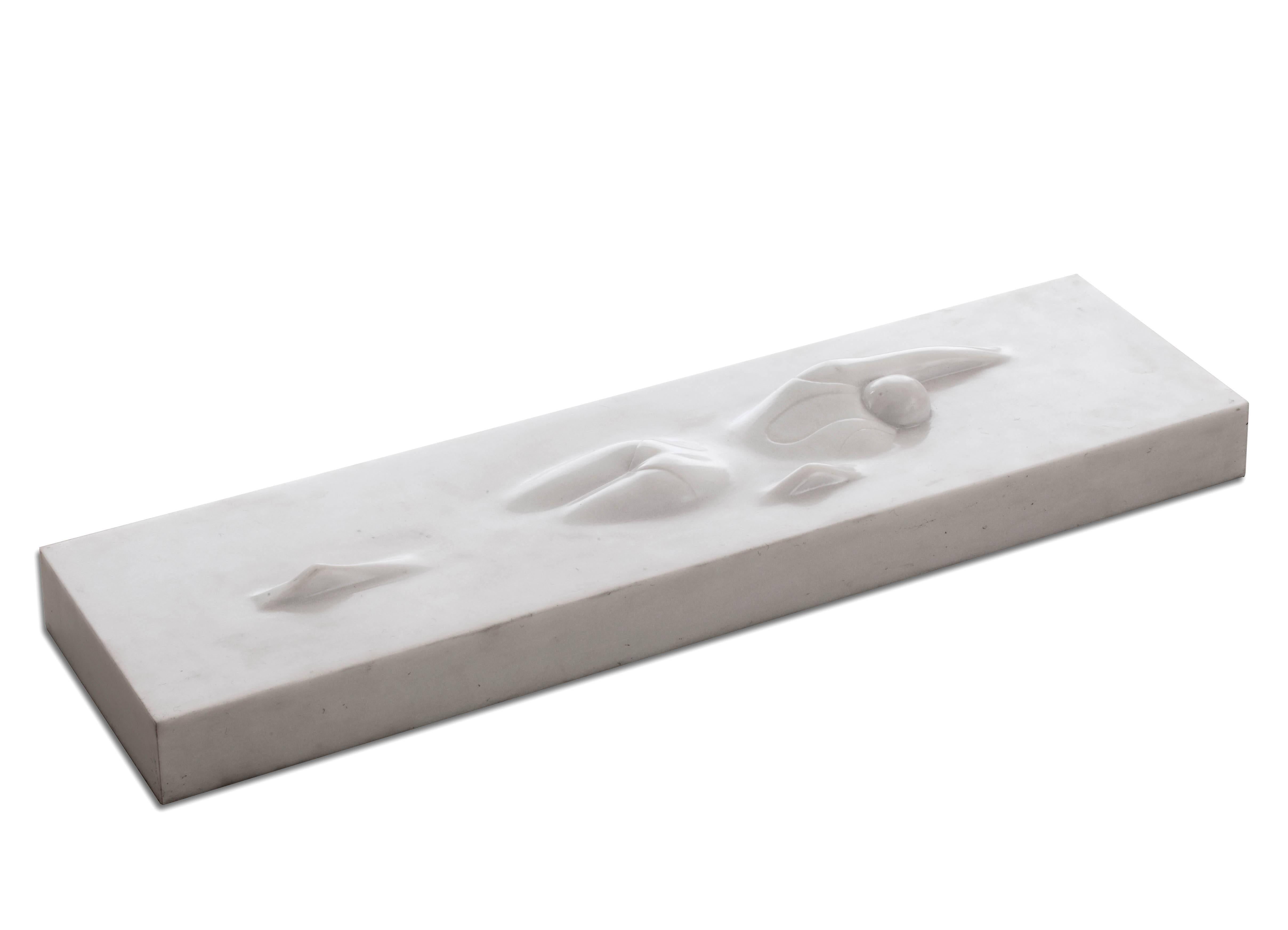 Figurative Sculpture Giovanni Manganelli - Nageuse (femme) de Manganeli- Sculpture figurative contemporaine italienne, murble