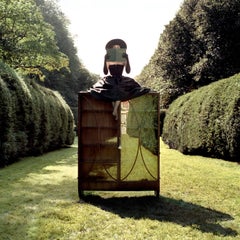 Zoe sur armoire, Westbury Gardens, Long Island, NY